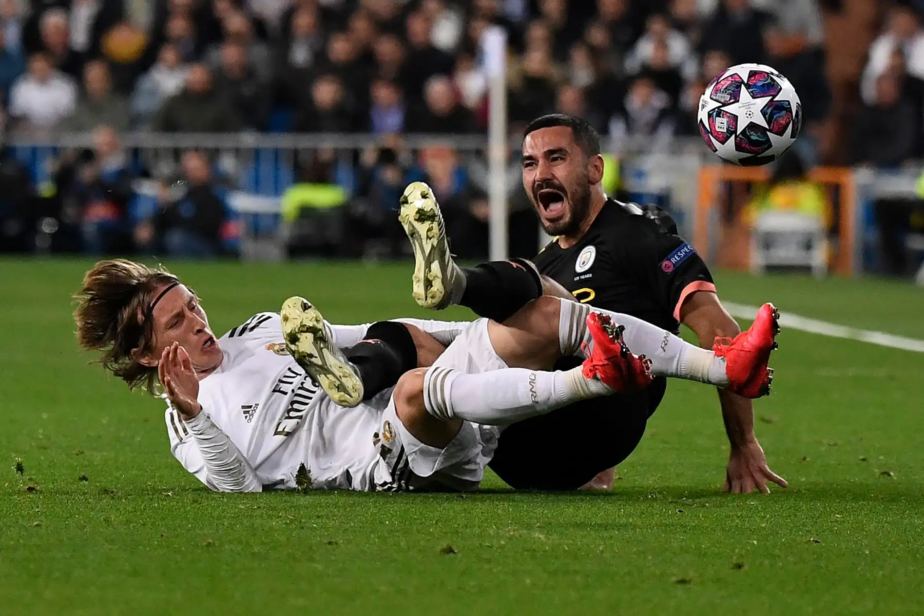 El centrocampista croata del Real Madrid Luka Modric  cae con el centrocampista alemán del Manchester City Ilkay Gundogan durante la ronda de 16 partidos de fútbol de ida de la Liga de Campeones de la UEFA entre el Real Madrid CF y el Manchester City.
Foto: AFP
