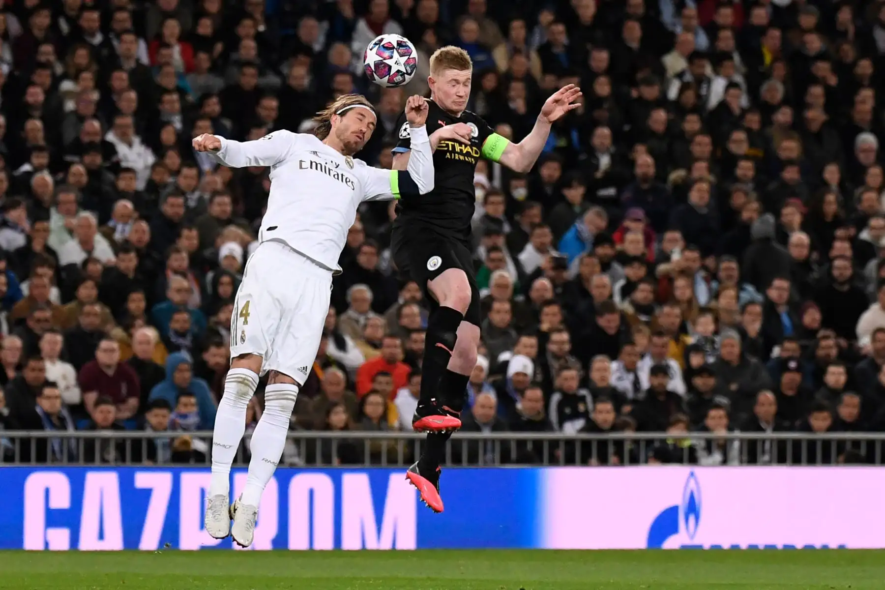 El defensa español del Real Madrid, Sergio Ramos compite con el centrocampista belga del Manchester City Kevin De Bruyne durante la ronda de 16 de la UEFA Champions League partido de fútbol de ida entre el Real Madrid CF y el Manchester City.
Foto: AFP