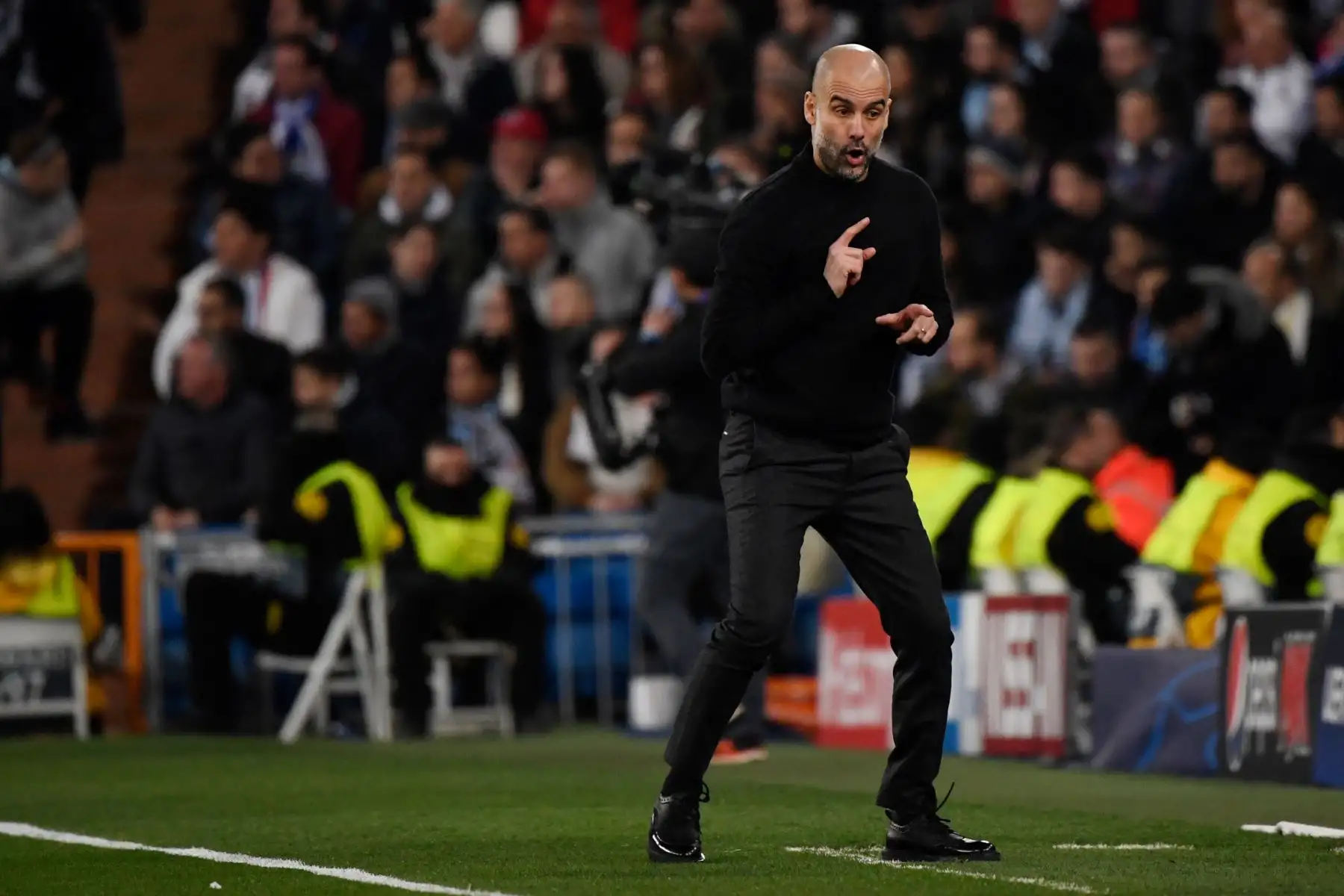 El entrenador español del Manchester City, Pep Guardiola, hace gestos durante la ronda de 16 partidos de fútbol de ida de la UEFA Champions League entre el Real Madrid CF y el Manchester City.
Foto: AFP