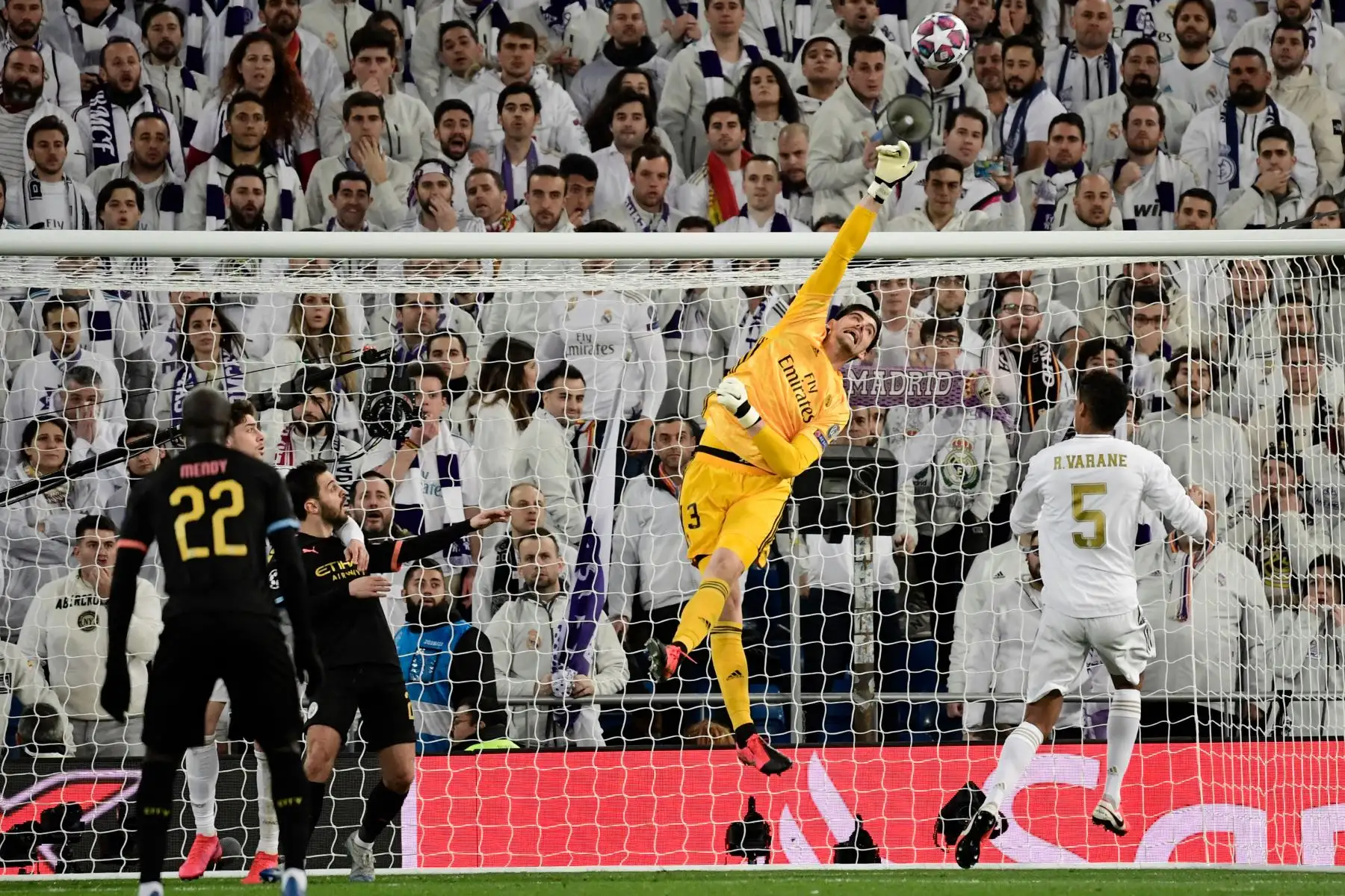 El portero belga del Real Madrid, Thibaut Courtois, despeja el balón durante la ronda de 16 partidos de fútbol de ida de la UEFA Champions League entre el Real Madrid CF y el Manchester City.
Foto: AFP