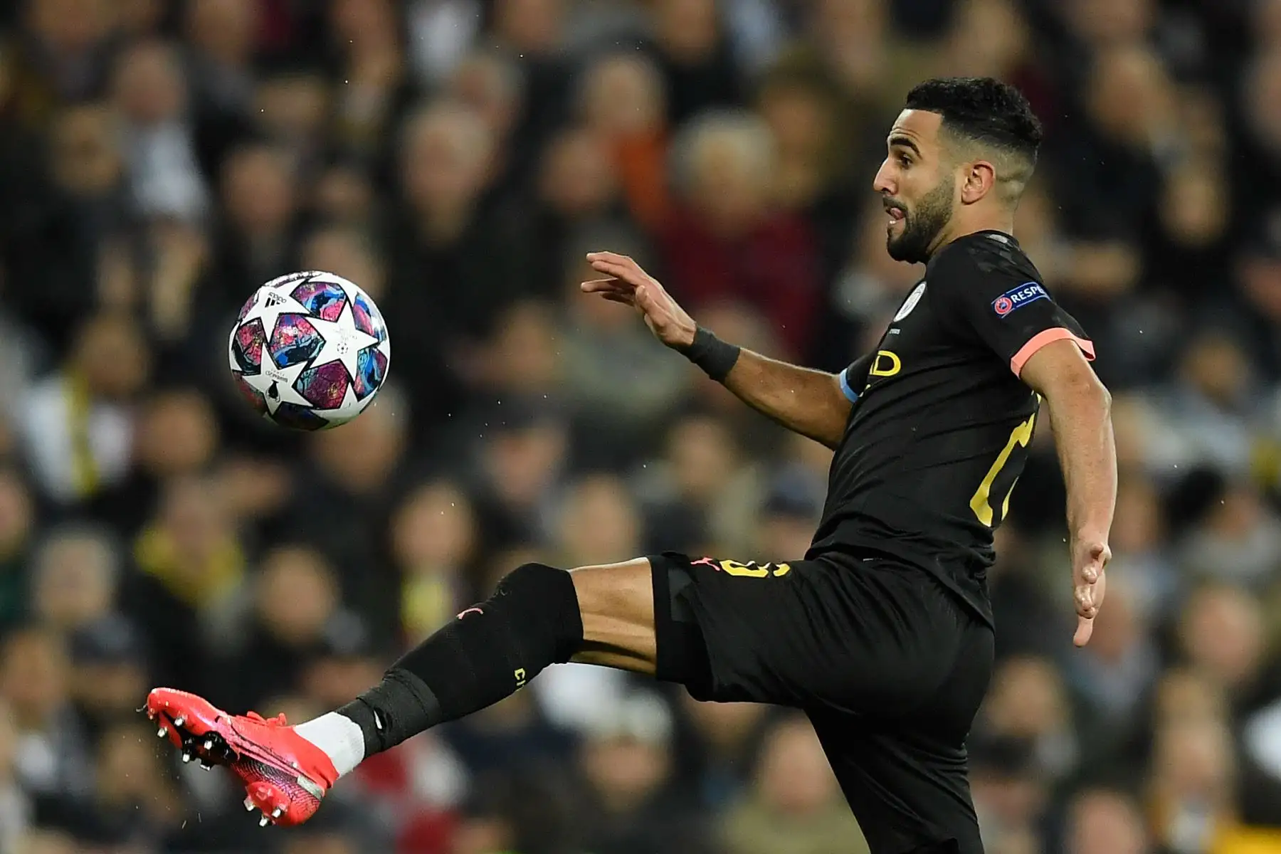 El centrocampista argelino del Manchester City, Riyad Mahrez, controla el balón durante los octavos de final de la UEFA Champions League entre el Real Madrid CF y el Manchester City.
Foto: AFP