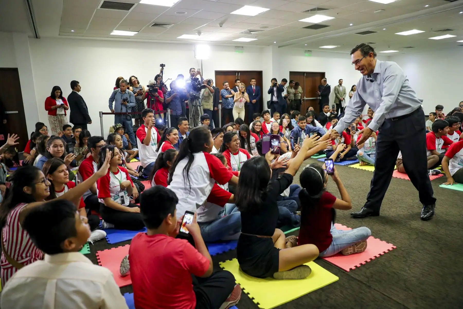 El presidente Martín Vizcarra participó en un diálogo con niñas, niños y adolescentes organizados en los Consejos Consultivos (CCONNA). Los menores expresaron sus opiniones, interrogantes y plantearon alternativas de solución frente a los problemas que les afectan.Foto: ANDINA/ Prensa Presidencia