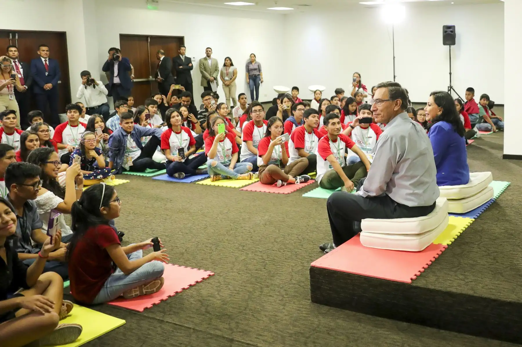 El presidente Martín Vizcarra participó en un diálogo con niñas, niños y adolescentes organizados en los Consejos Consultivos (CCONNA). Los menores expresaron sus opiniones, interrogantes y plantearon alternativas de solución frente a los problemas que les afectan.Foto: ANDINA/ Prensa Presidencia