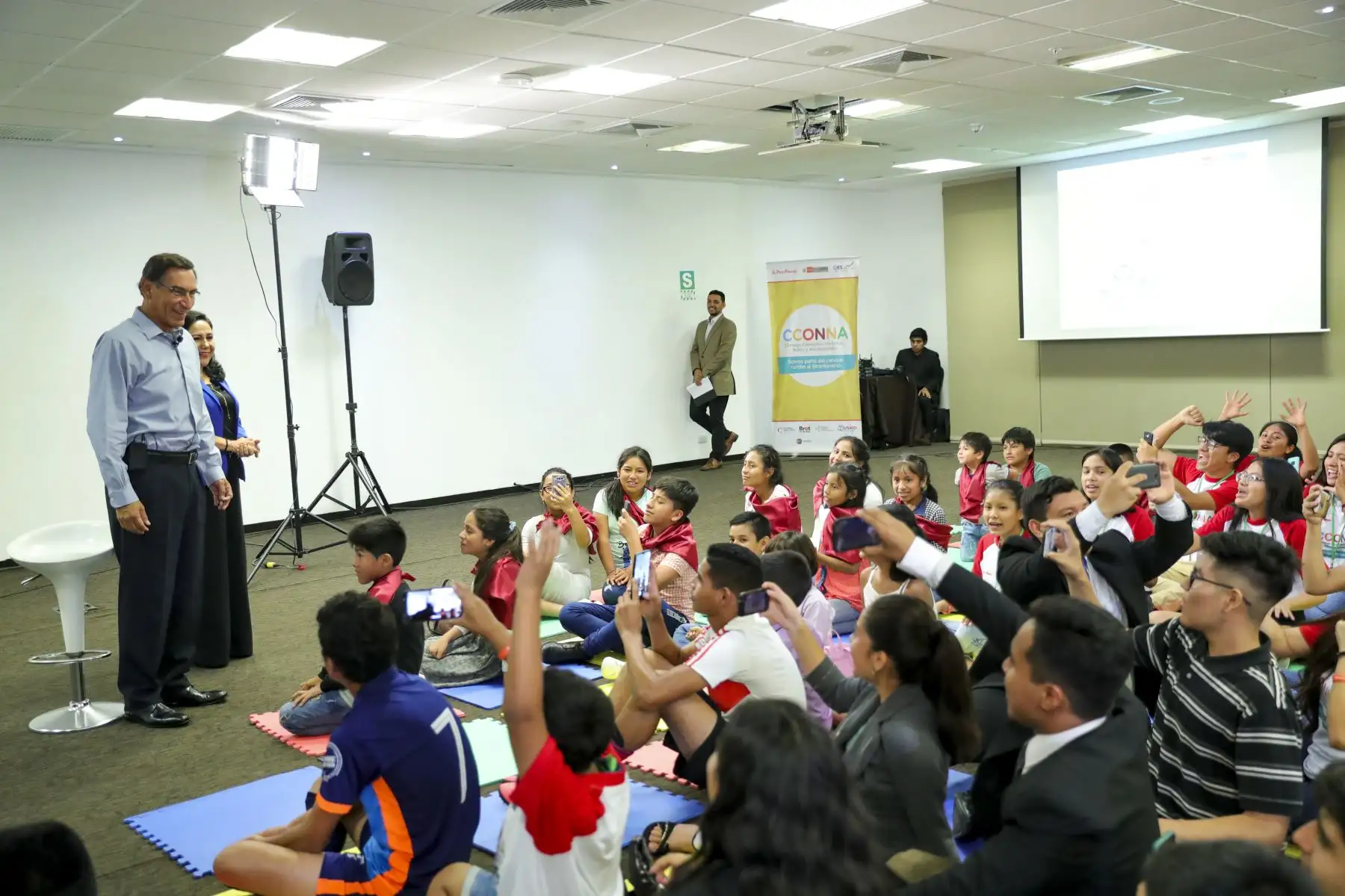 El presidente Martín Vizcarra participó en un diálogo con niñas, niños y adolescentes organizados en los Consejos Consultivos (CCONNA). Los menores expresaron sus opiniones, interrogantes y plantearon alternativas de solución frente a los problemas que les afectan.Foto: ANDINA/ Prensa Presidencia