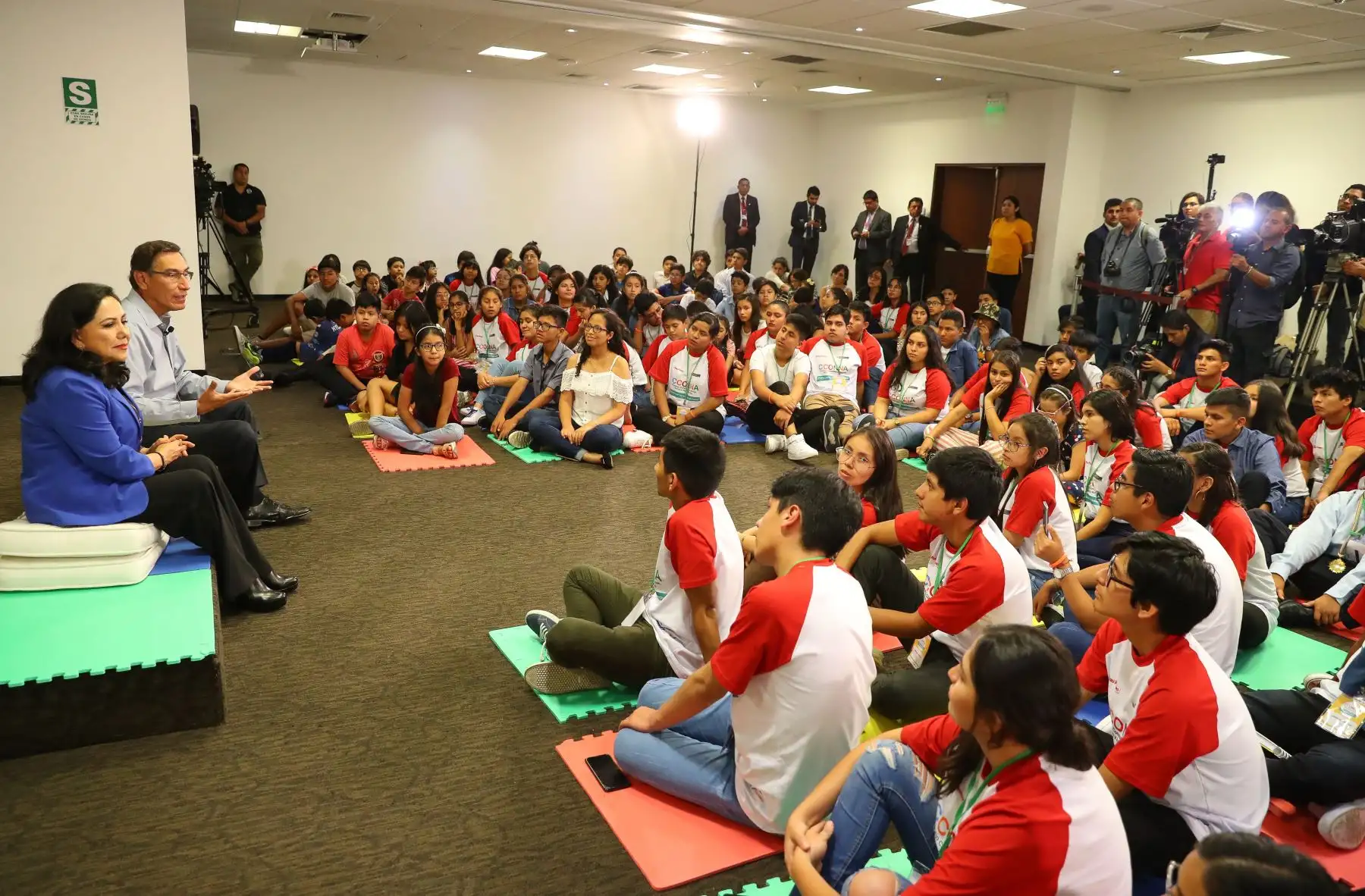 El presidente Martín Vizcarra participó en un diálogo con niñas, niños y adolescentes organizados en los Consejos Consultivos (CCONNA). Los menores expresaron sus opiniones, interrogantes y plantearon alternativas de solución frente a los problemas que les afectan.Foto: ANDINA/ Prensa Presidencia