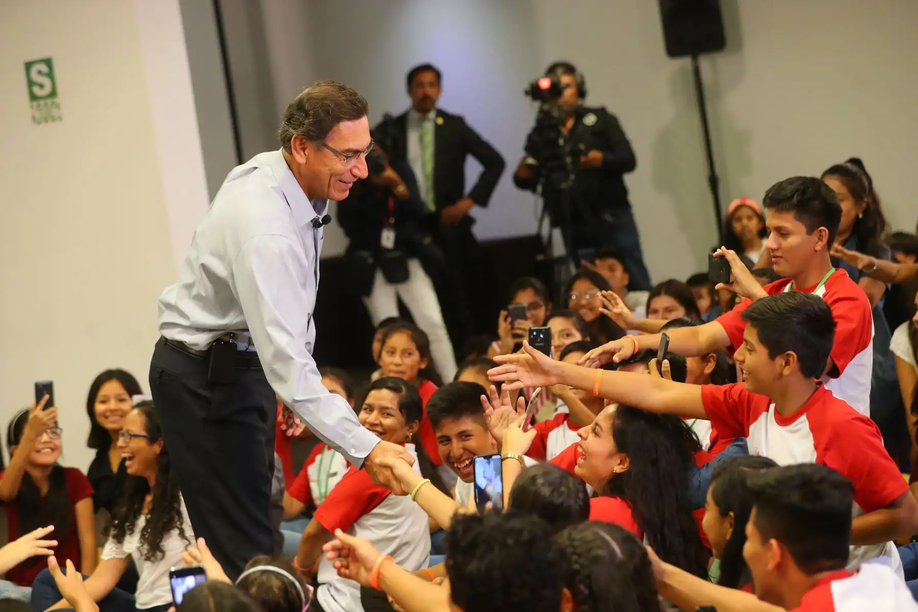 El presidente Martín Vizcarra participó en un diálogo con niñas, niños y adolescentes organizados en los Consejos Consultivos (CCONNA). Los menores expresaron sus opiniones, interrogantes y plantearon alternativas de solución frente a los problemas que les afectan.Foto: ANDINA/ Prensa Presidencia