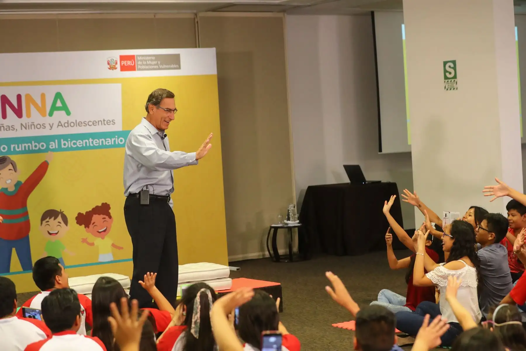 El presidente Martín Vizcarra participó en un diálogo con niñas, niños y adolescentes organizados en los Consejos Consultivos (CCONNA). Los menores expresaron sus opiniones, interrogantes y plantearon alternativas de solución frente a los problemas que les afectan.Foto: ANDINA/ Prensa Presidencia
