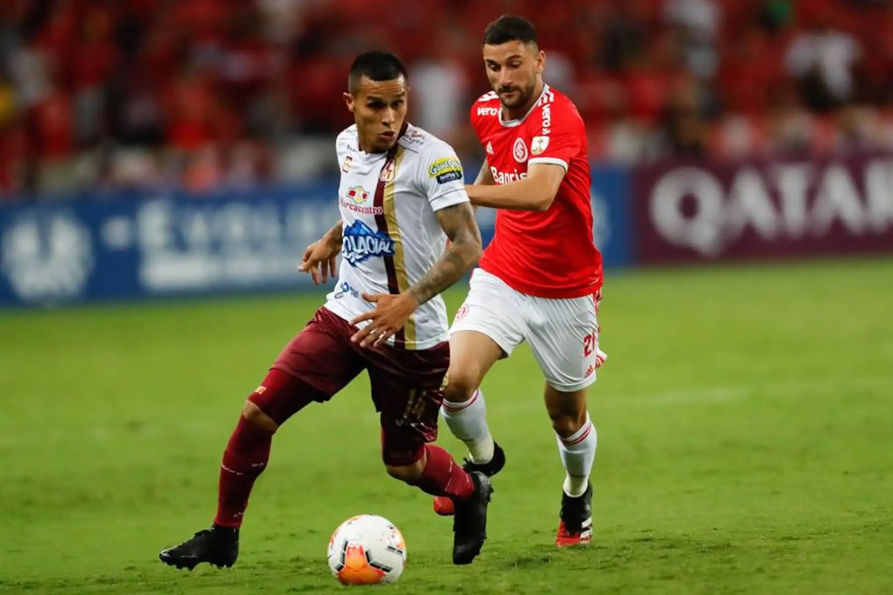 Juan Ríos Henao (i) de Tolima disputa el balón con Gabriel Boschilia de Internacional durante el partido por la tercera ronda de la Copa Libertadores entre el Sport Club Internacional de Brasil y el Deportes Tolima de Colombia, en el Estadio Beira-Rio de la ciudad de Porto Alegre.Foto:EFE