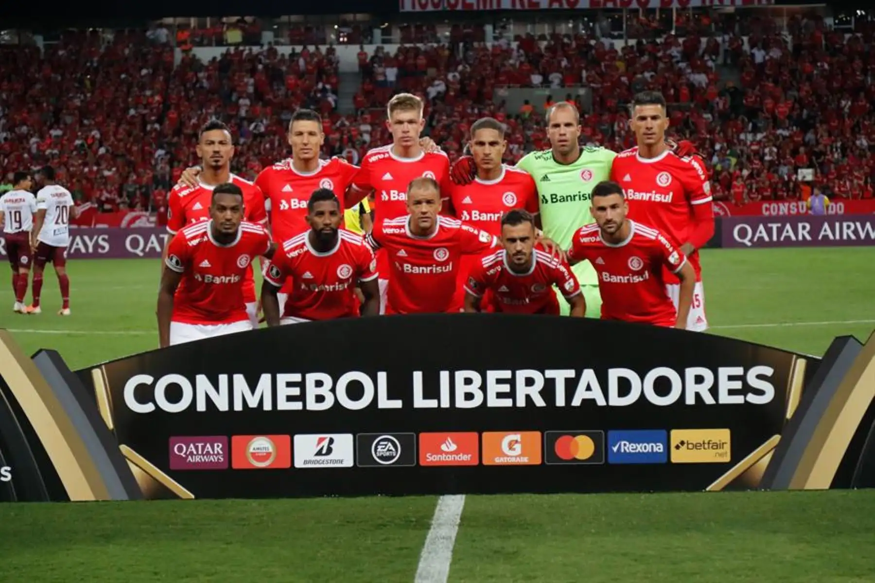 Los jugadores del Sport Club Internacional de Brasil antes del inicio del partido de vuelta por la tercera ronda de la Copa Libertadores contra el Deportes Tolima de Colombia, este miércoles, en el Estadio Beira-Rio de la ciudad de Porto Alegre. Foto:EFE