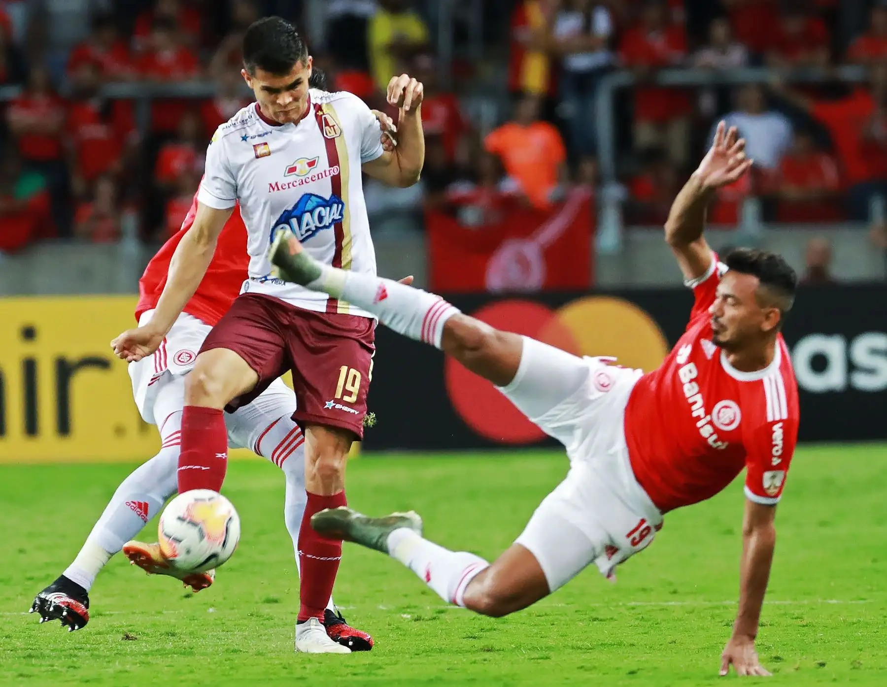 Rodrigo Lindoso (R) del internacional brasileño compite por el balón con Francisco Rodríguez (L) del colombiano Tolima durante su partido de la Copa Libertadores 2020 celebrado en el estadio Beira Rio, en Porto Alegre, Brasil.Foto:AFP
