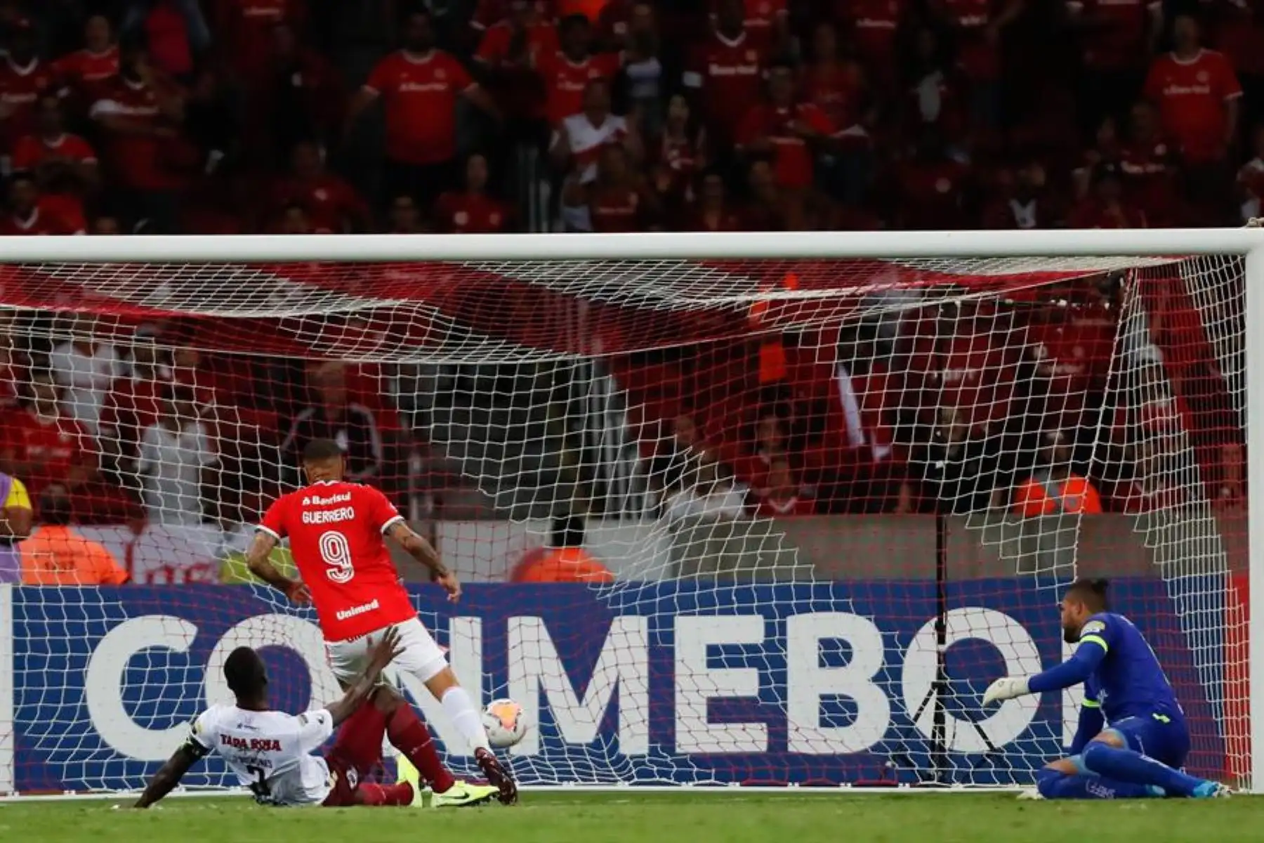 Paolo Guerrero de Internacional anota un gol durante el partido de vuelta por la tercera ronda de la Copa Libertadores entre el Sport Club Internacional de Brasil y el Deportes Tolima de Colombia, en el Estadio Beira-Rio de la ciudad de Porto AlegreFoto: EFE