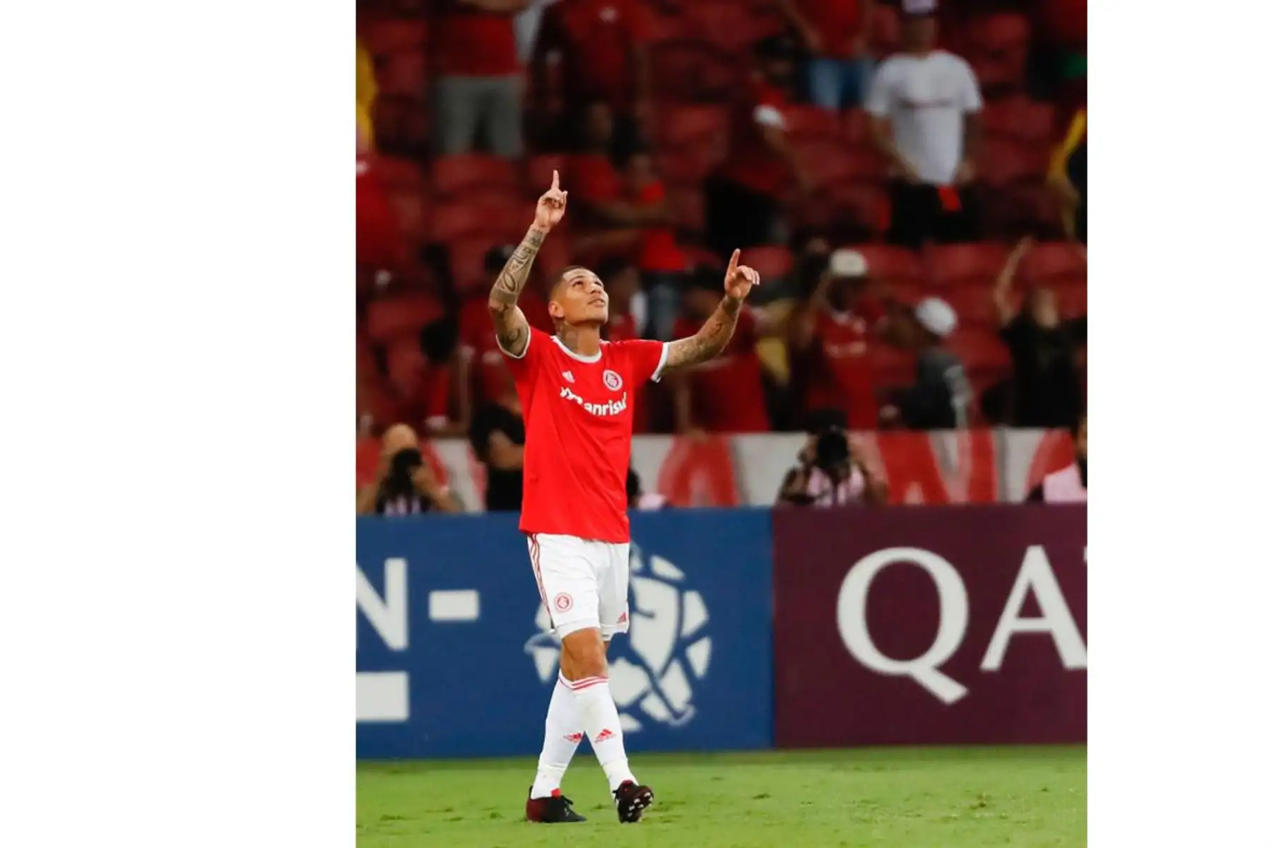 Paolo Guerrero de Internacional celebra luego de anotar un gol durante el partido de vuelta por la tercera ronda de la Copa Libertadores entre el Sport Club Internacional de Brasil y el Deportes Tolima de Colombia, en el Estadio Beira-Rio de la ciudad de Porto Alegre