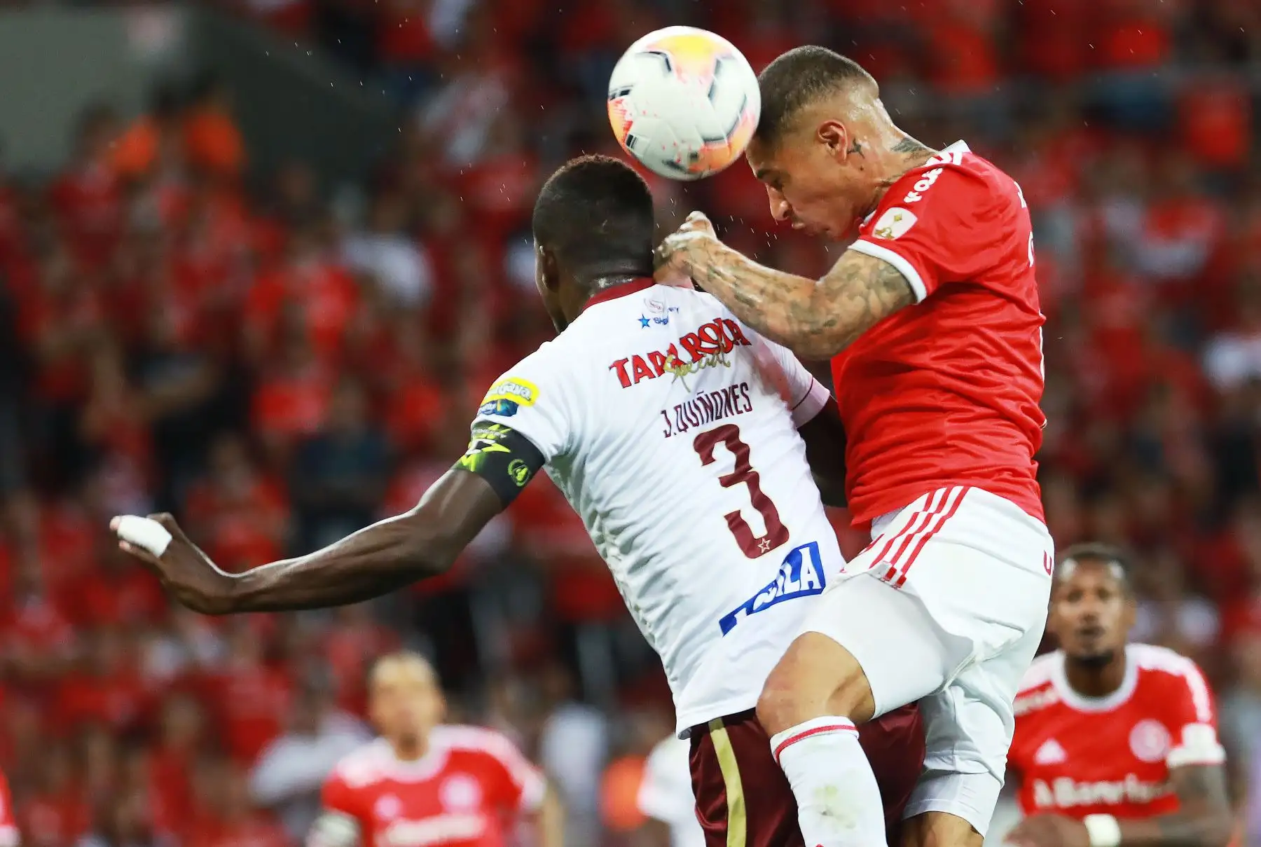 Julian Quinones del colombiano Tolima compite por el balón con Paolo Guerrero del internacional de Brasil durante su partido de la Copa Libertadores 2020 celebrado en el estadio Beira Rio, en Porto Alegre, Brasil.Foto:AFP