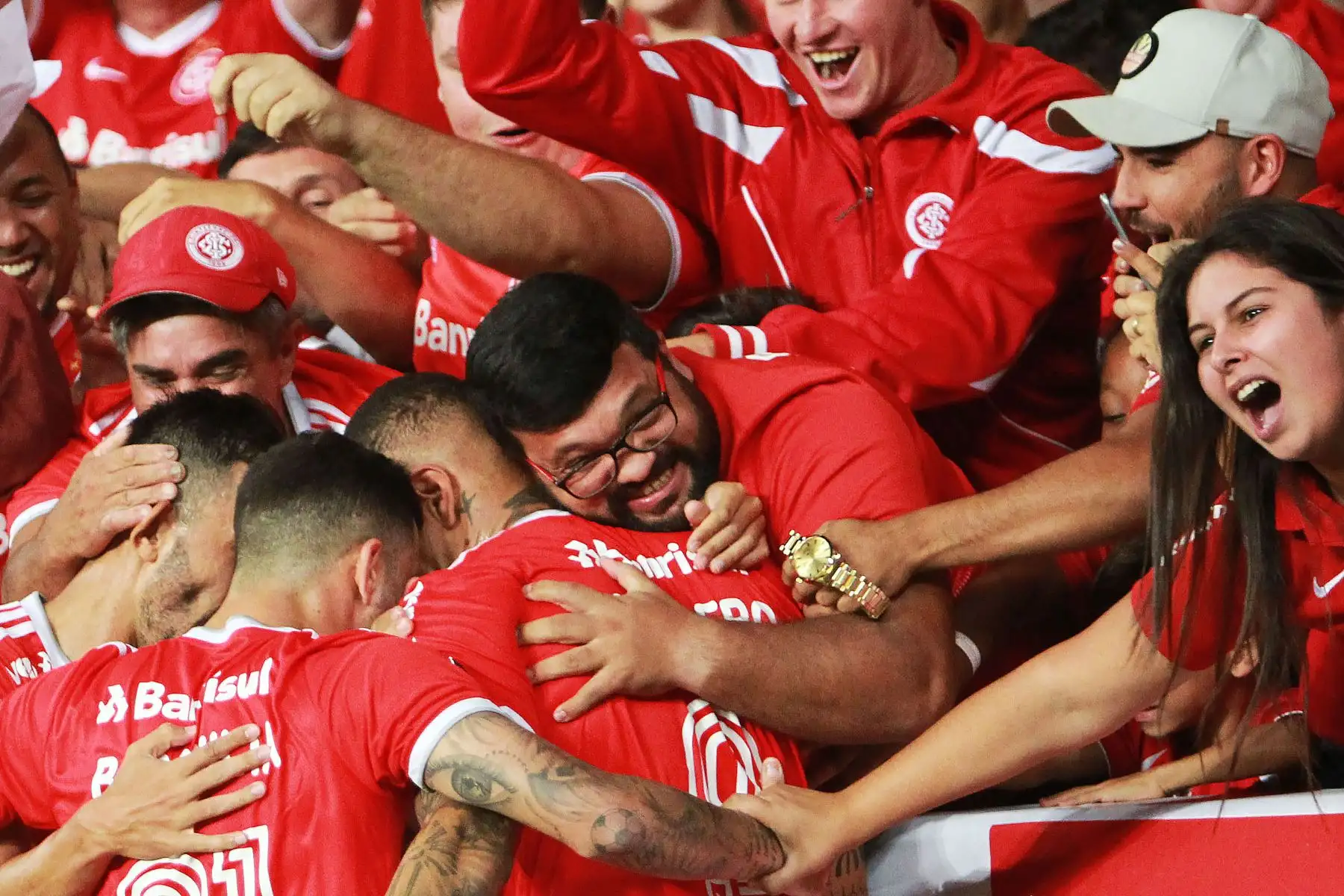 Paolo Guerrero del internacional brasileño celebra con sus compañeros y seguidores después de marcar un gol contra el Tolima de Colombia durante su partido de la Copa Libertadores 2020 en el estadio Beira Rio, en Porto Alegre, Brasil.Foto:AFP