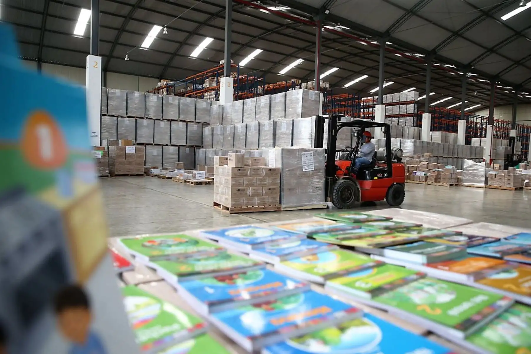 Minedu distribuye material educativo en todo el Perú.