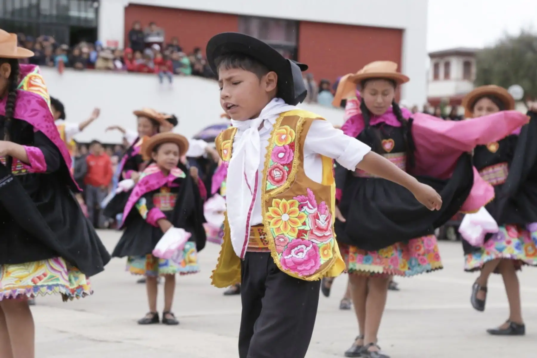 El Instituto de la Juventud y la Cultura de la Municipalidad Provincial de Huancayo celebró el día del Huaylarsh con el zapateo y el guapido de las wamblas y los walash de más de 30 instituciones folclóricas.
Foto: Difusión Municipalidad Provincial de Huancayo
