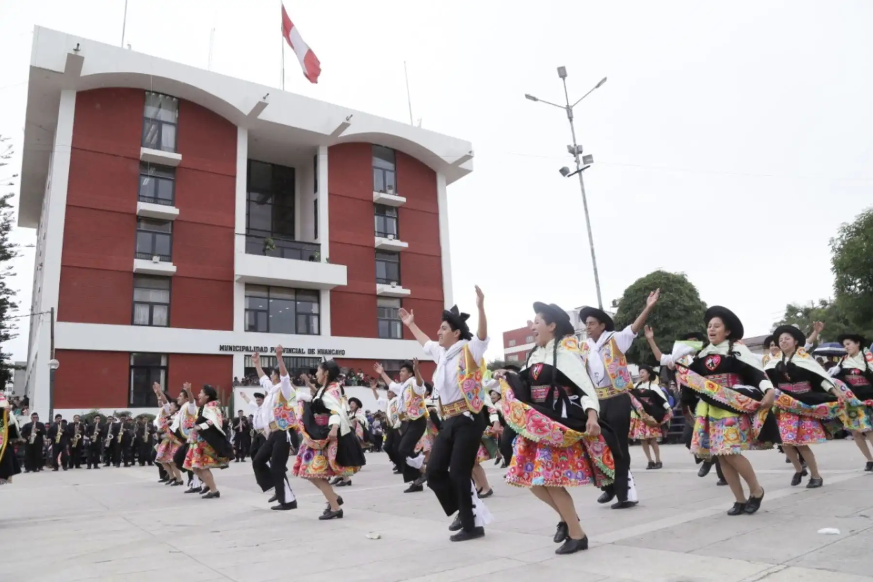 El Instituto de la Juventud y la Cultura de la Municipalidad Provincial de Huancayo celebró el día del Huaylarsh con el zapateo y el guapido de las wamblas y los walash de más de 30 instituciones folclóricas.
Foto: Difusión Municipalidad Provincial de Huancayo