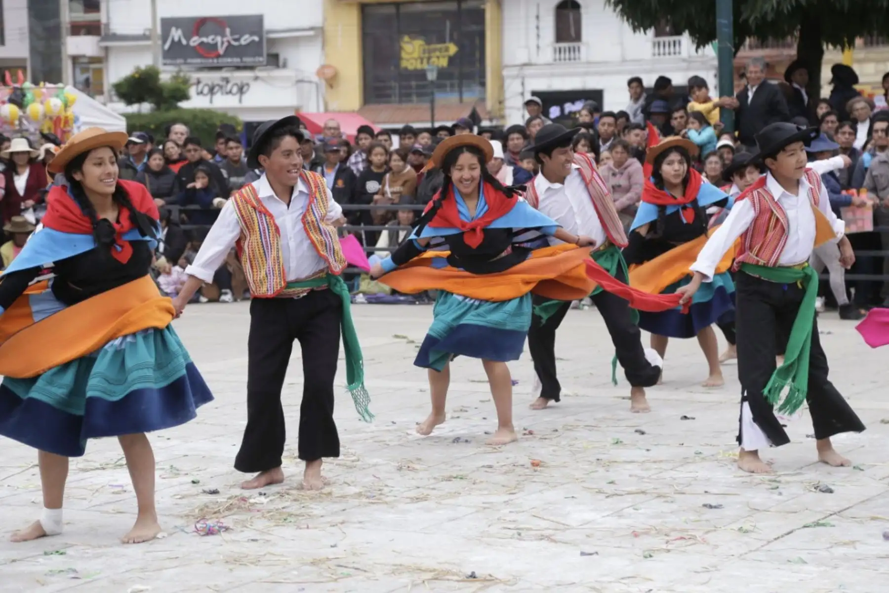 El Instituto de la Juventud y la Cultura de la Municipalidad Provincial de Huancayo celebró el día del Huaylarsh con el zapateo y el guapido de las wamblas y los walash de más de 30 instituciones folclóricas.
Foto: Difusión Municipalidad Provincial de Huancayo