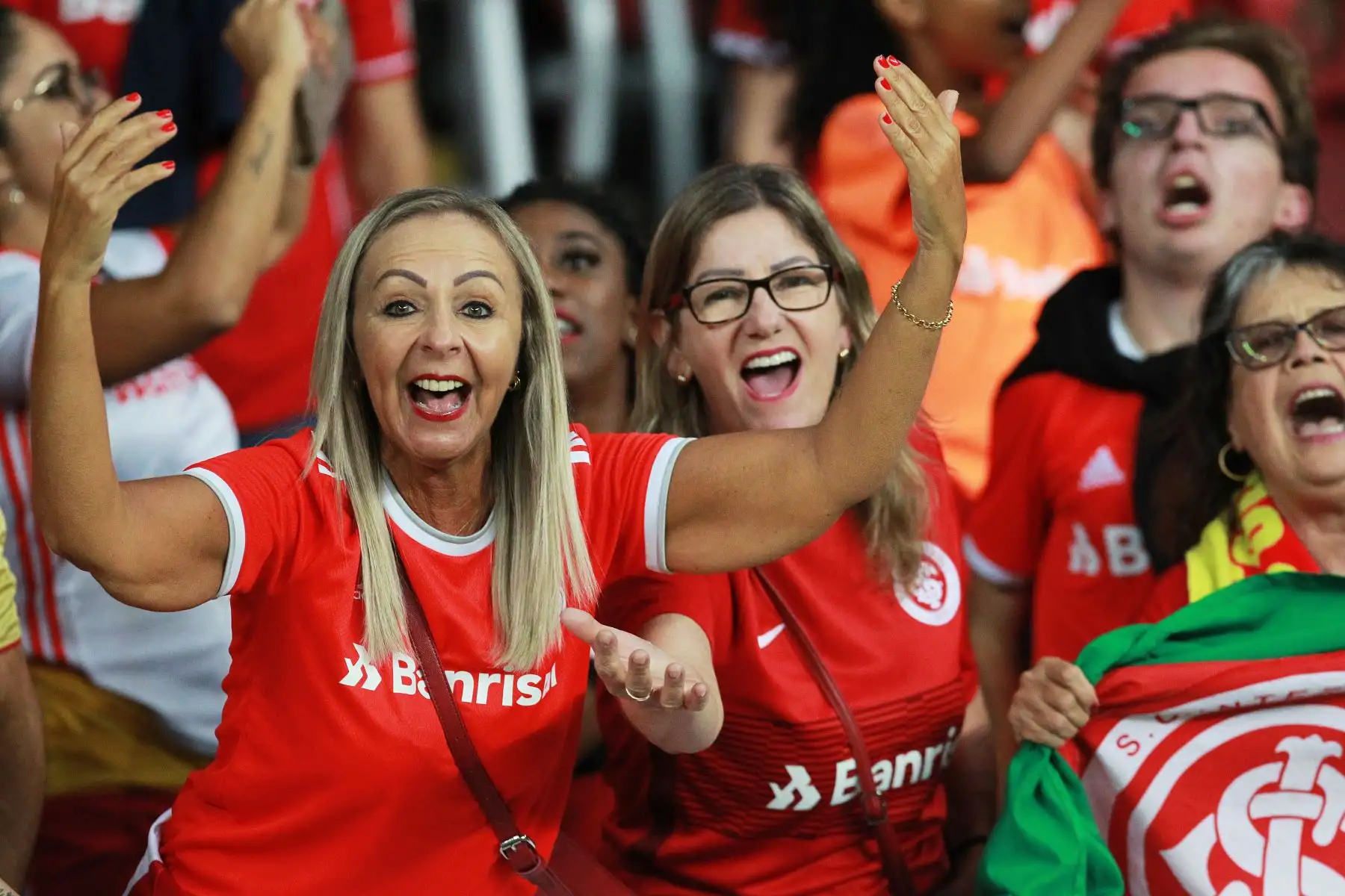 Los partidarios de la Internacional de Brasil celebran después de que su equipo ganó un partido de fútbol de la Copa Libertadores 2020 contra el Tolima de Colombia.
Foto: AFP