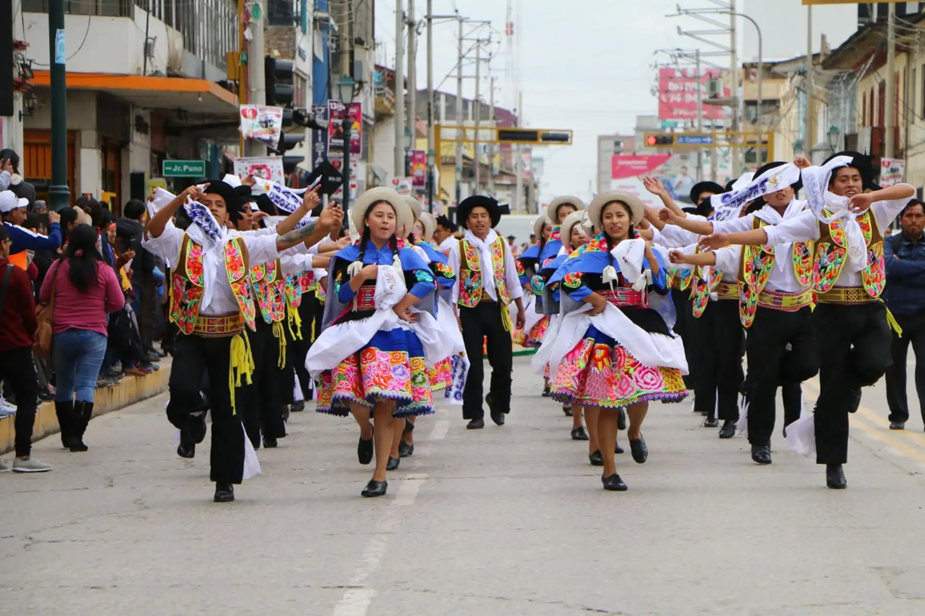 El Instituto de la Juventud y la Cultura de la Municipalidad Provincial de Huancayo celebró el día del Huaylarsh con el zapateo y el guapido de las wamblas y los walash de más de 30 instituciones folclóricas.
Foto: Difusión Municipalidad Provincial de Huancayo