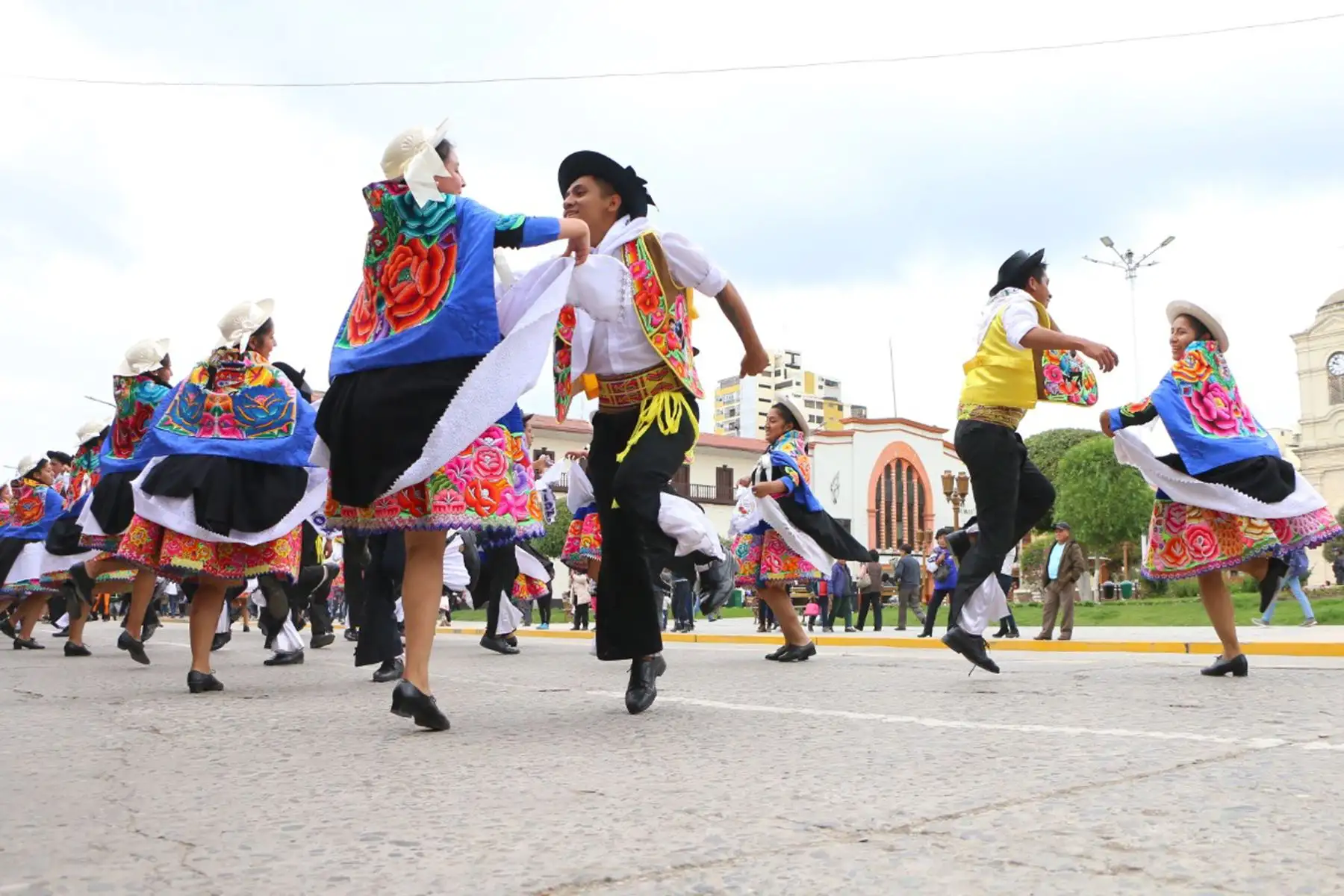 El Instituto de la Juventud y la Cultura de la Municipalidad Provincial de Huancayo celebró el día del Huaylarsh con el zapateo y el guapido de las wamblas y los walash de más de 30 instituciones folclóricas.
Foto: Difusión Municipalidad Provincial de Huancayo