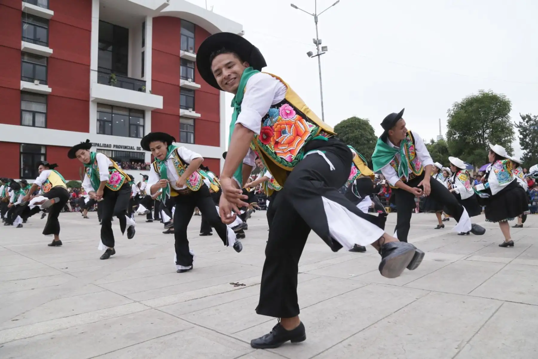 El Instituto de la Juventud y la Cultura de la Municipalidad Provincial de Huancayo celebró el día del Huaylarsh con el zapateo y el guapido de las wamblas y los walash de más de 30 instituciones folclóricas.
Foto: Difusión Municipalidad Provincial de Huancayo
