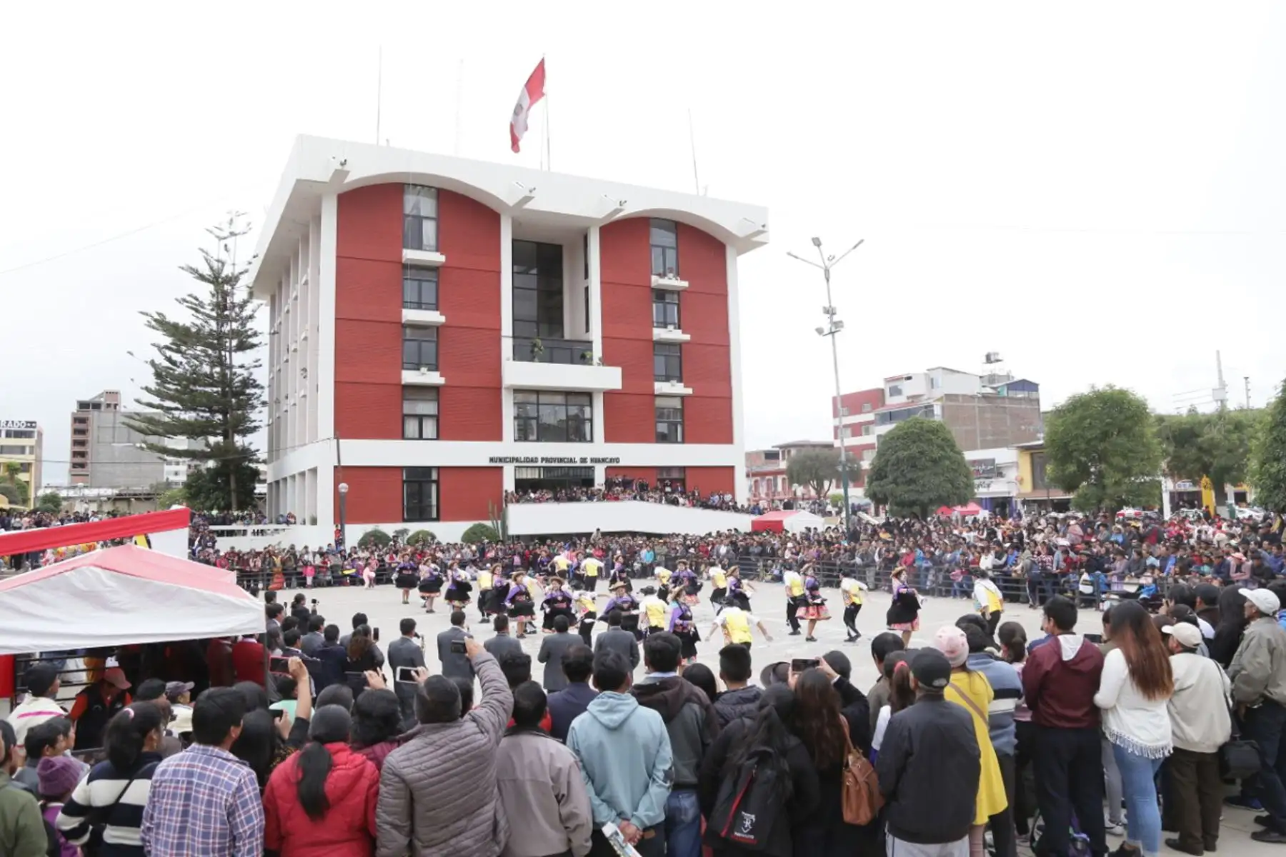 El Instituto de la Juventud y la Cultura de la Municipalidad Provincial de Huancayo celebró el día del Huaylarsh con el zapateo y el guapido de las wamblas y los walash de más de 30 instituciones folclóricas.
Foto: Difusión Municipalidad Provincial de Huancayo