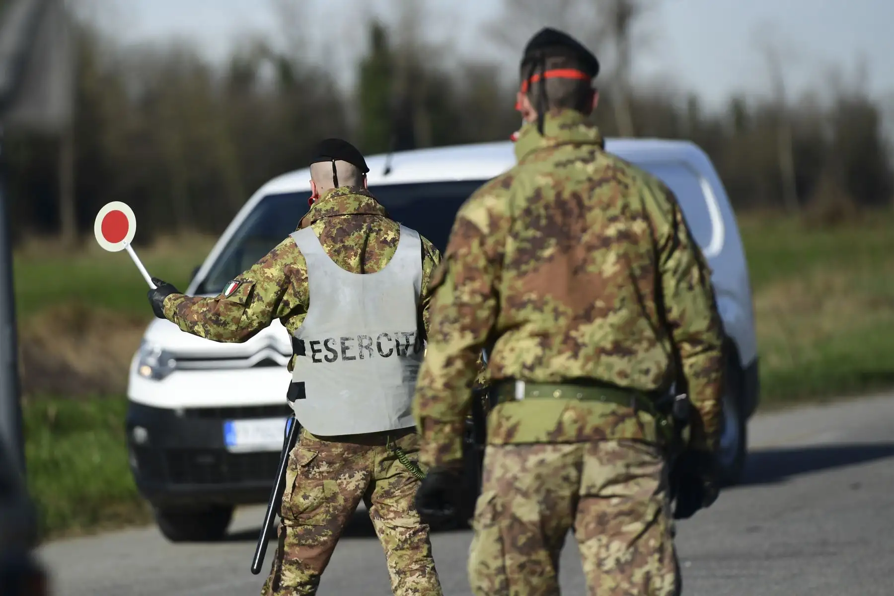 Los soldados del ejército italiano verifican el tránsito hacia y desde las áreas acordonadas en un puesto de control a pocos kilómetros de la pequeña ciudad de Castiglione d