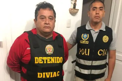 Agentes de la Policía Nacional y del Ministerio Público desarticularon esta madrugada a la organización criminal denominada “La mafia del título”, que se dedicaba a emitir títulos falsos.