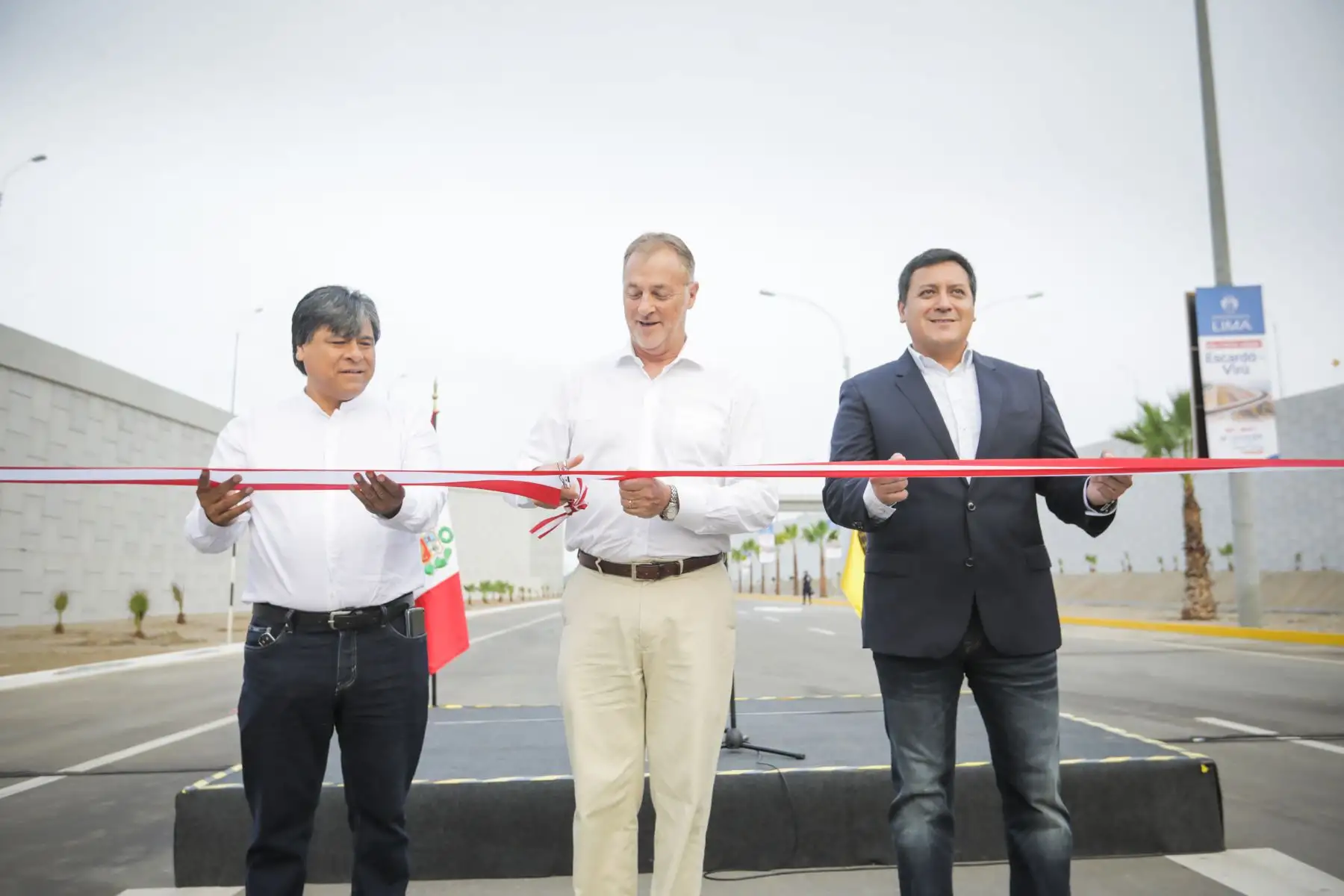 El alcalde de Lima, Jorge Muñoz, entregó esta mañana la gran obra vía Costa Verde, tramo av. Rafael Escardó - jr. Virú, infraestructura de 2.97 km de extensión que beneficiará a más de un millón de vecinos. Foto: ANDINA/Difusión