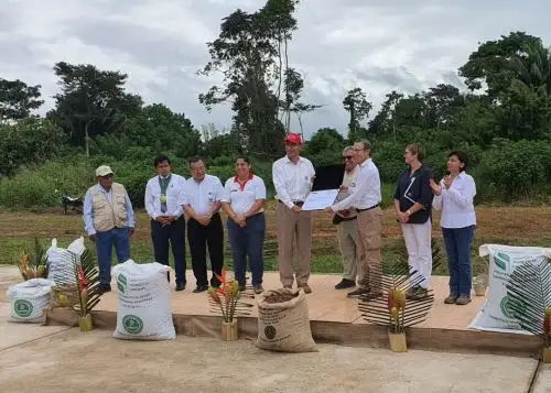 Presidente Martín Vizcarra en visita de trabajo en la región Madre de Dios. Foto: Twitter @MinamPeru