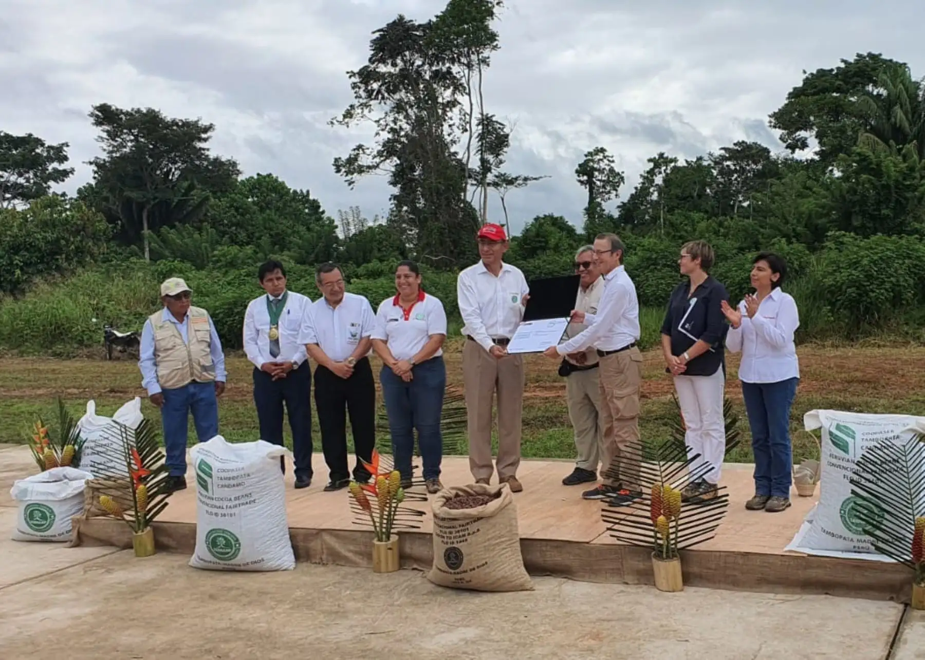 Presidente Martín Vizcarra en visita de trabajo en la región Madre de Dios. Foto: Twitter @MinamPeru