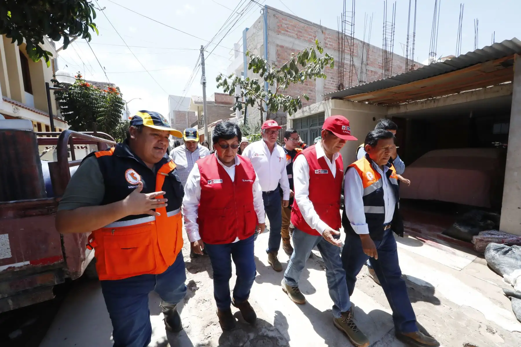 Ministra de Energía y Minas, Susana Vilca, junto al ministro de Agricultura, en Moquegua para atender, apoyar y articular acciones multisectoriales ante la emergencia por fuertes lluvias en la zona.
Foto: ANDINA/Carlos Lezama