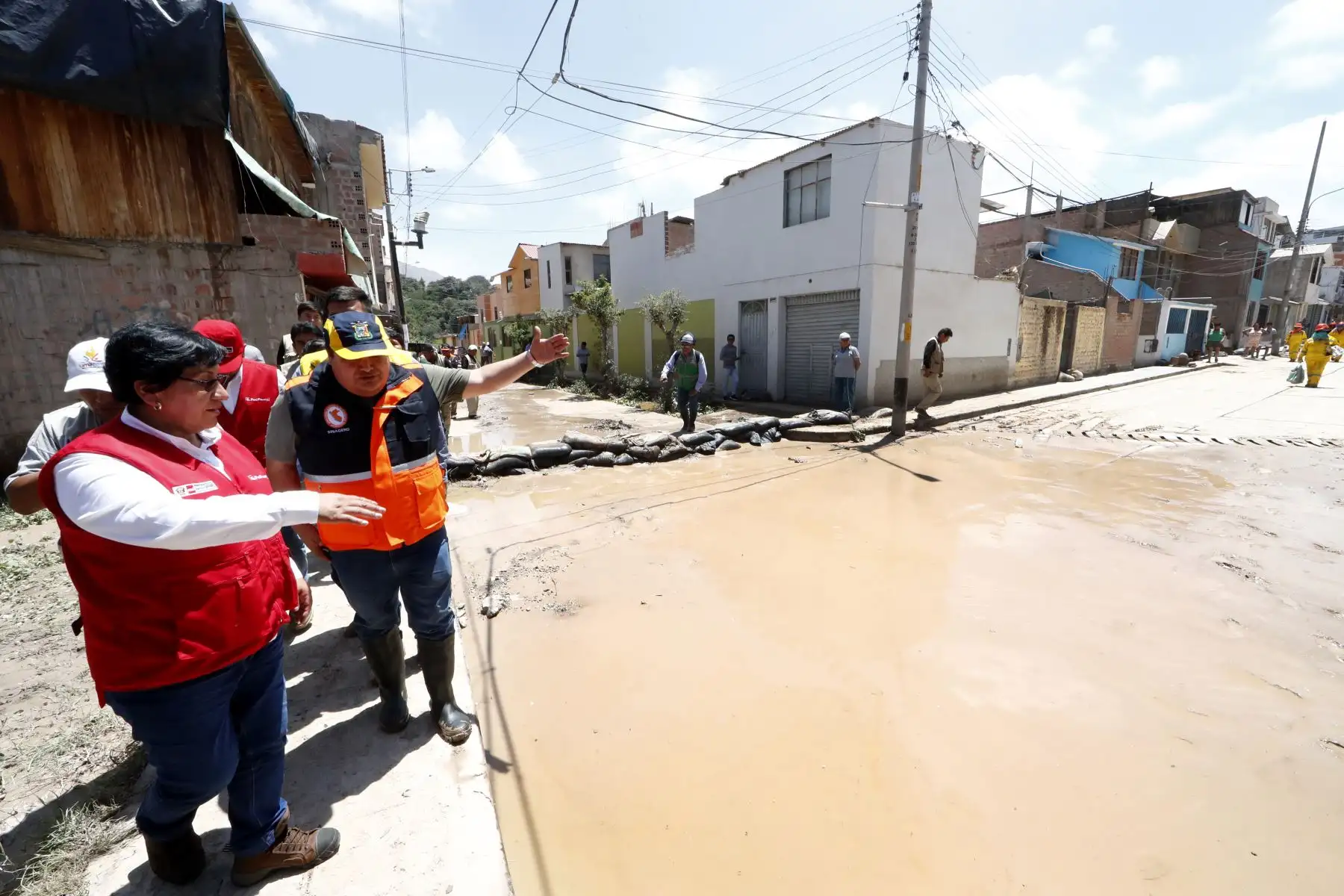 Ministra de Energía y Minas, Susana Vilca, junto al ministro de Agricultura, en Moquegua para atender, apoyar y articular acciones multisectoriales ante la emergencia por fuertes lluvias en la zona.
Foto: ANDINA/Carlos Lezama