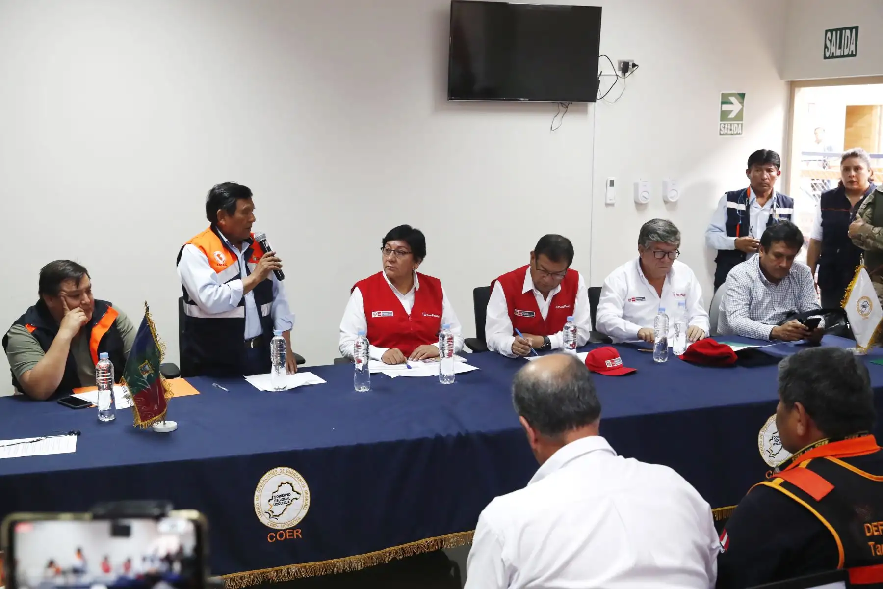 Ministra de Energía y Minas, Susana Vilca, junto al ministro de Agricultura, en Moquegua para atender, apoyar y articular acciones multisectoriales ante la emergencia por fuertes lluvias en la zona.
Foto: ANDINA/Carlos Lezama
