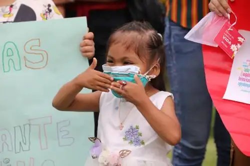 Niña de 4 años recibió trasplante de riñón donado por su madre