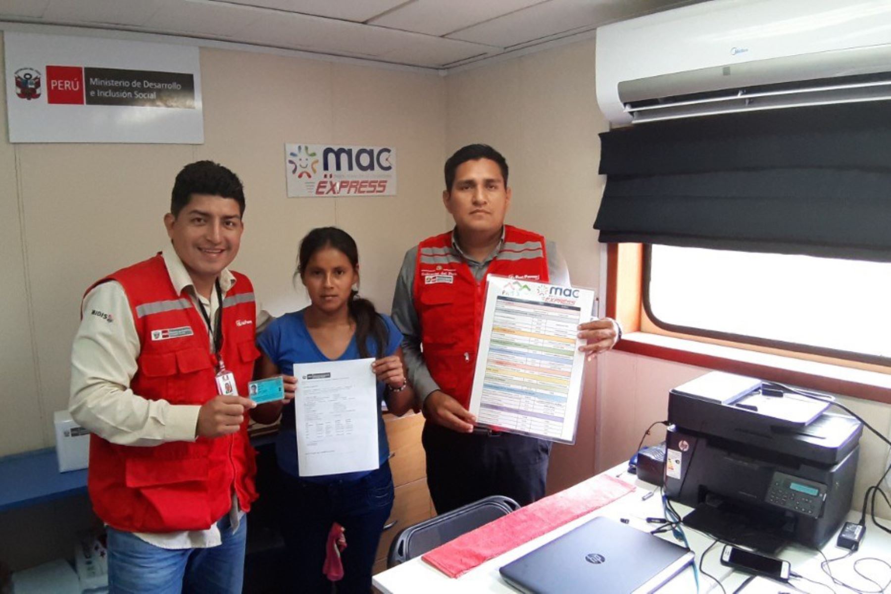MAC Express en Tambos y PIAS facilitan trámite de certificados en línea a poblados rurales