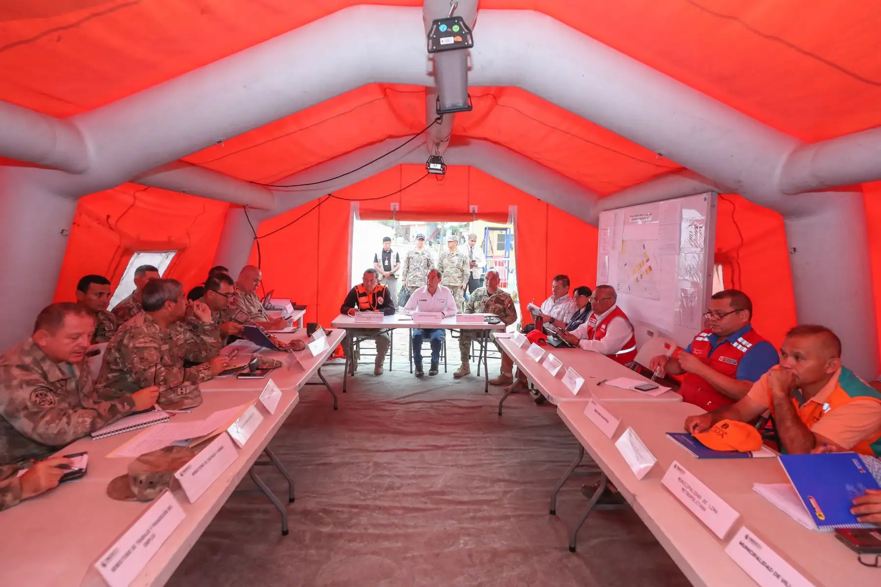 Ministros de Defensa y Vivienda, supervisan trabajos de mejoramiento de viviendas en Villa el Salvador. Foto: ANDINA/MINDEF