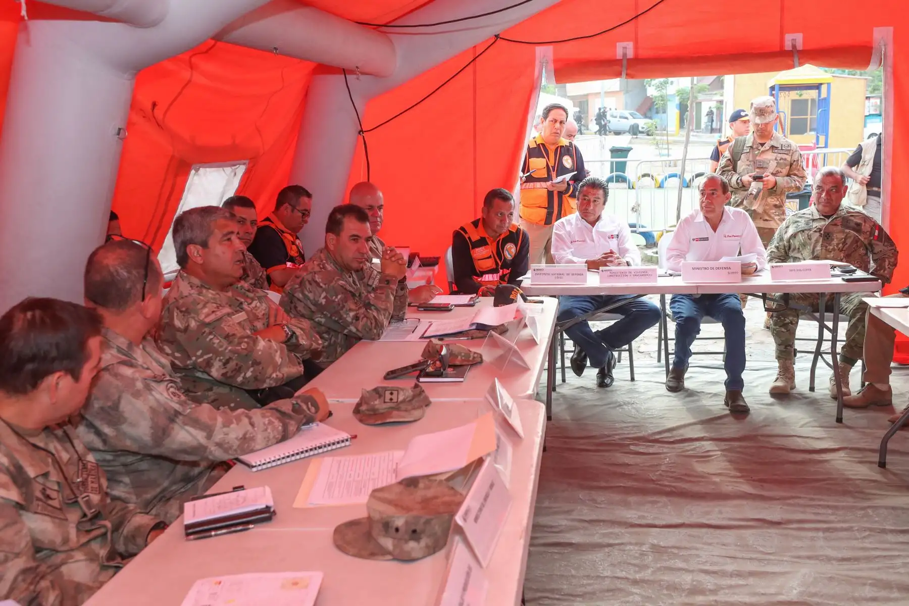 Ministros de Defensa y Vivienda, supervisan trabajos de mejoramiento de viviendas en Villa el Salvador. Foto: ANDINA/MINDEF