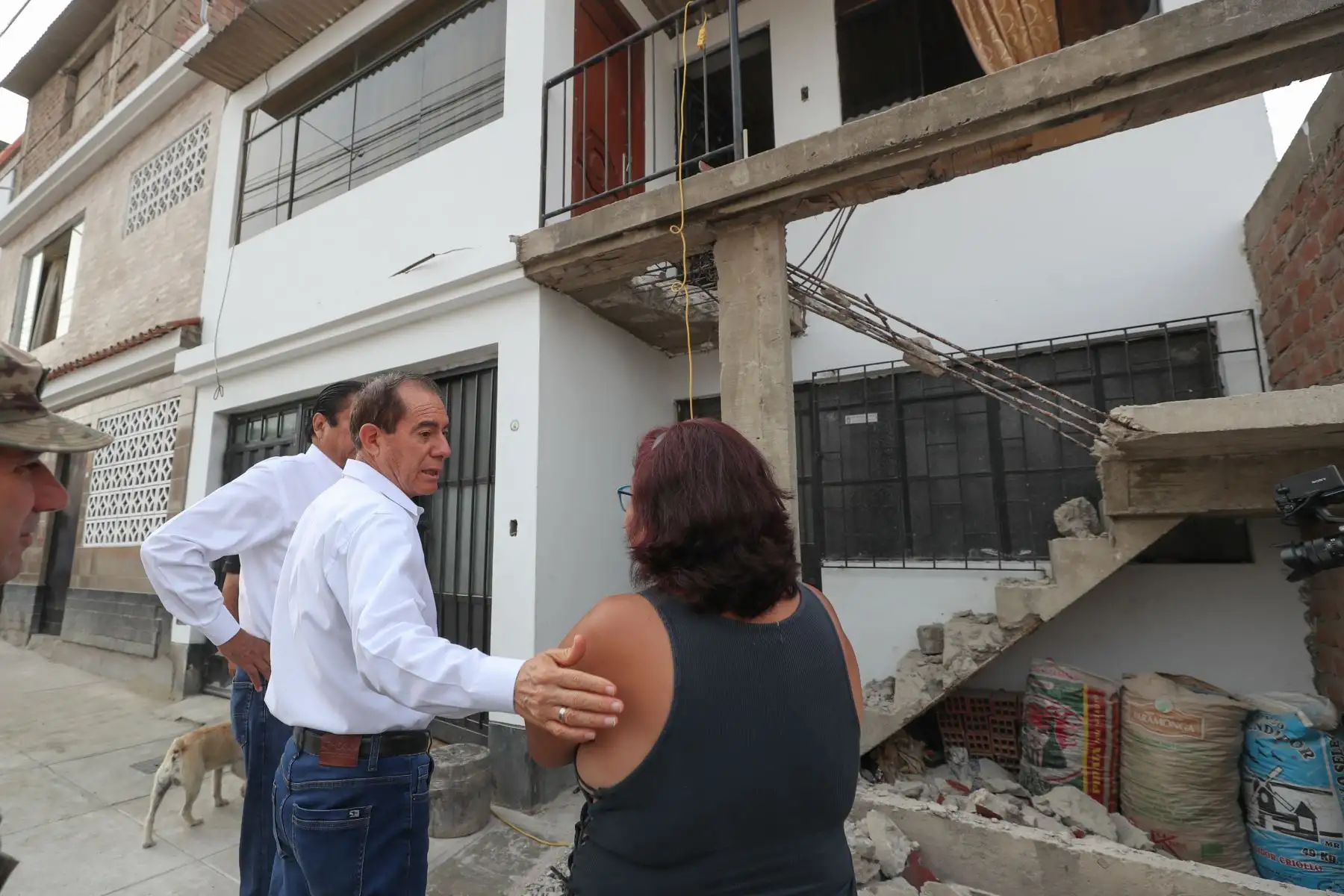 Ministros de Defensa y Vivienda, supervisan trabajos de mejoramiento de viviendas en Villa el Salvador. Foto: ANDINA/MINDEF