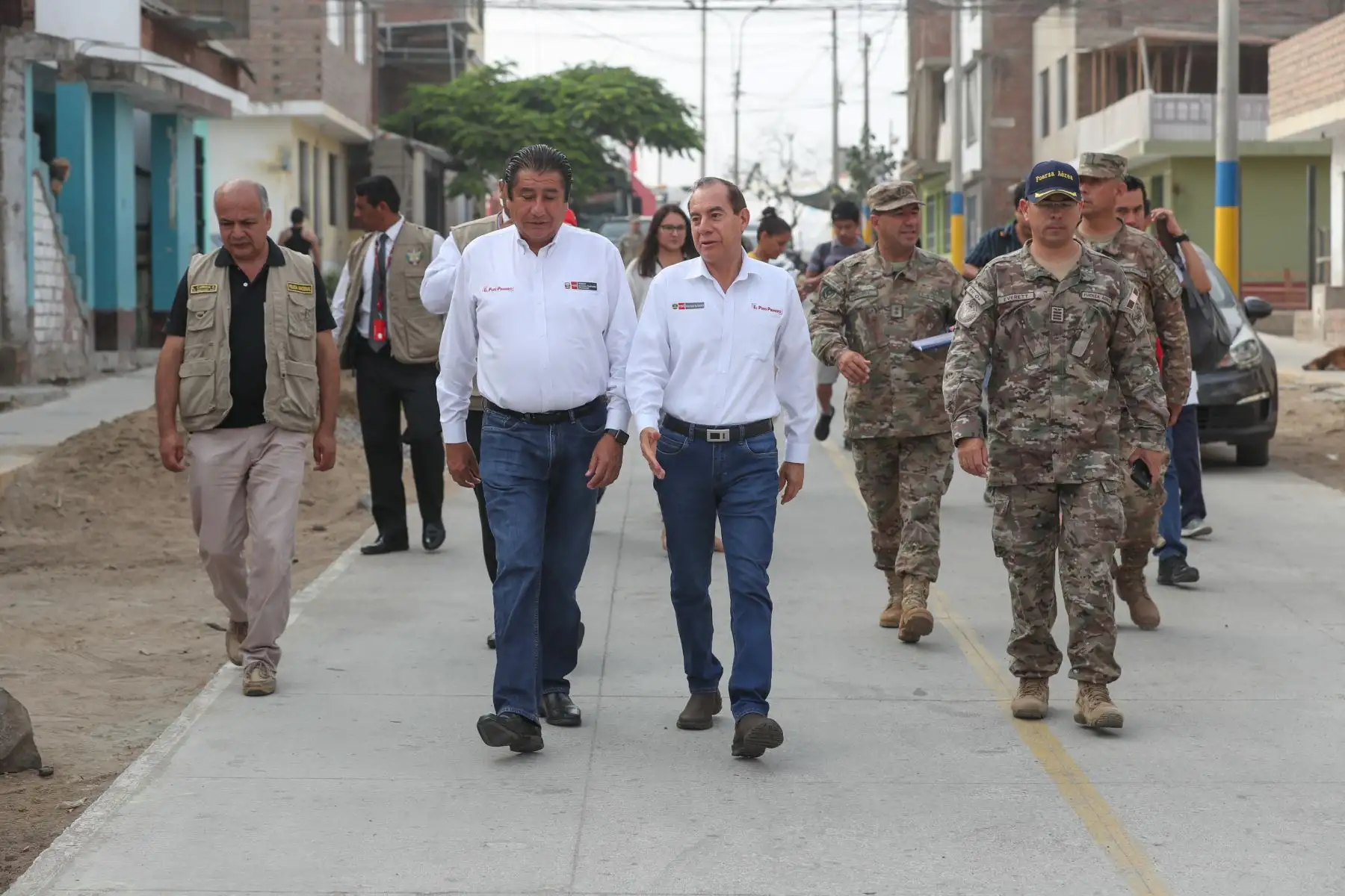 Ministros de Defensa y Vivienda, supervisan trabajos de mejoramiento de viviendas en Villa el Salvador. Foto: ANDINA/MINDEF