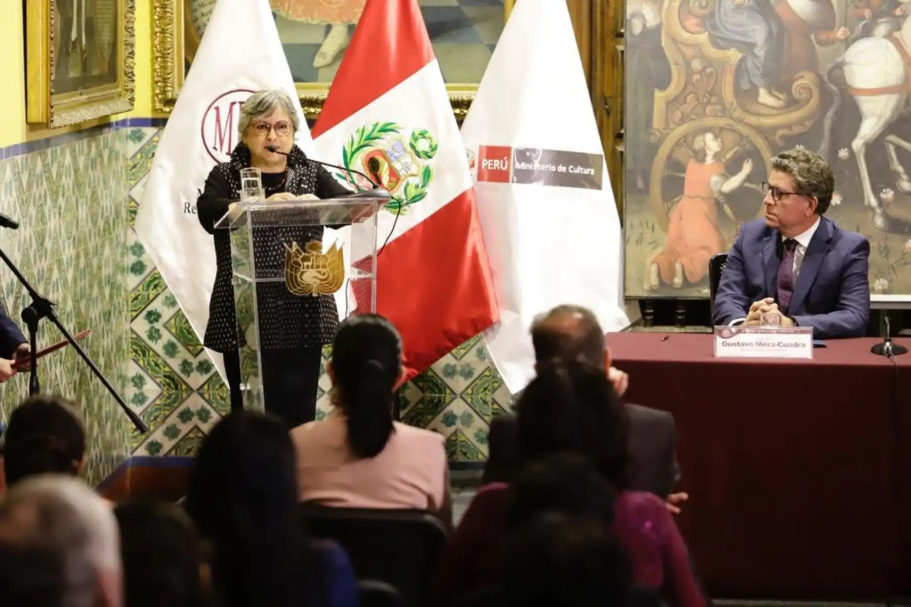 Ministra de Cultura, Sonia Guillén recibe 21 bienes culturales recuperados que constituyen parte del Patrimonio Cultural  a través de la Cancilleria del Perú
Los  bienes fueron repatriados de Argentina, Brasil, Ecuador y Canadá.
Foto: Mincul