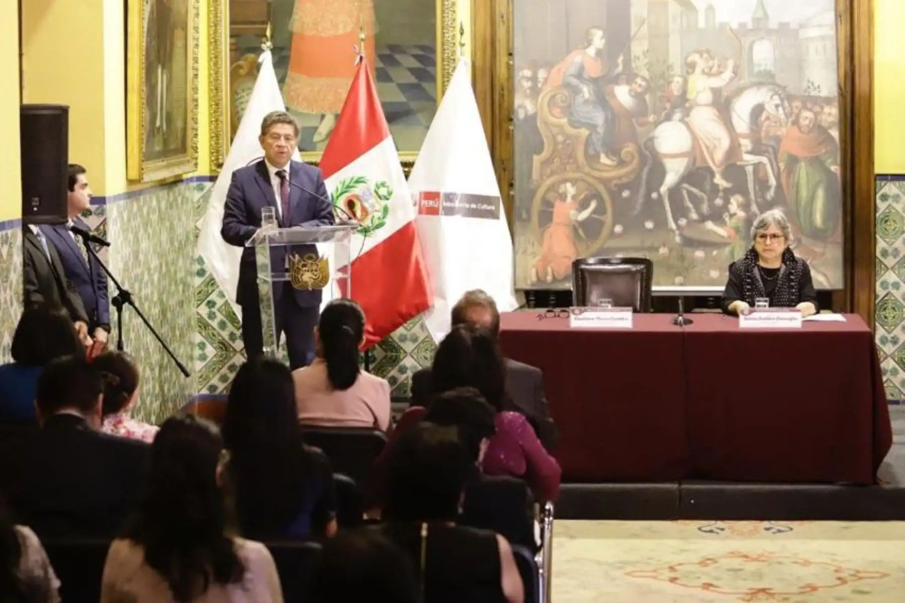 Ministra de Cultura, Sonia Guillén recibe 21 bienes culturales recuperados que constituyen parte del Patrimonio Cultural  a través de la Cancilleria del Perú
Los  bienes fueron repatriados de Argentina, Brasil, Ecuador y Canadá.
Foto: Mincul