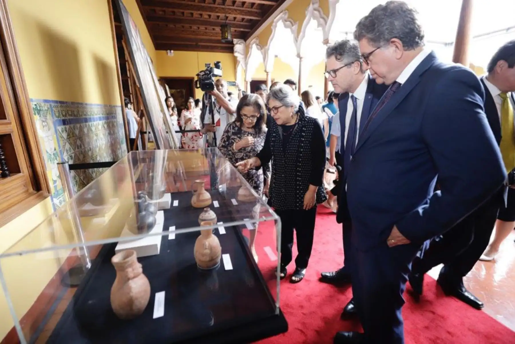 Ministra de Cultura, Sonia Guillén recibe 21 bienes culturales recuperados que constituyen parte del Patrimonio Cultural  a través de la Cancilleria del Perú
Los  bienes fueron repatriados de Argentina, Brasil, Ecuador y Canadá.
Foto: Mincul