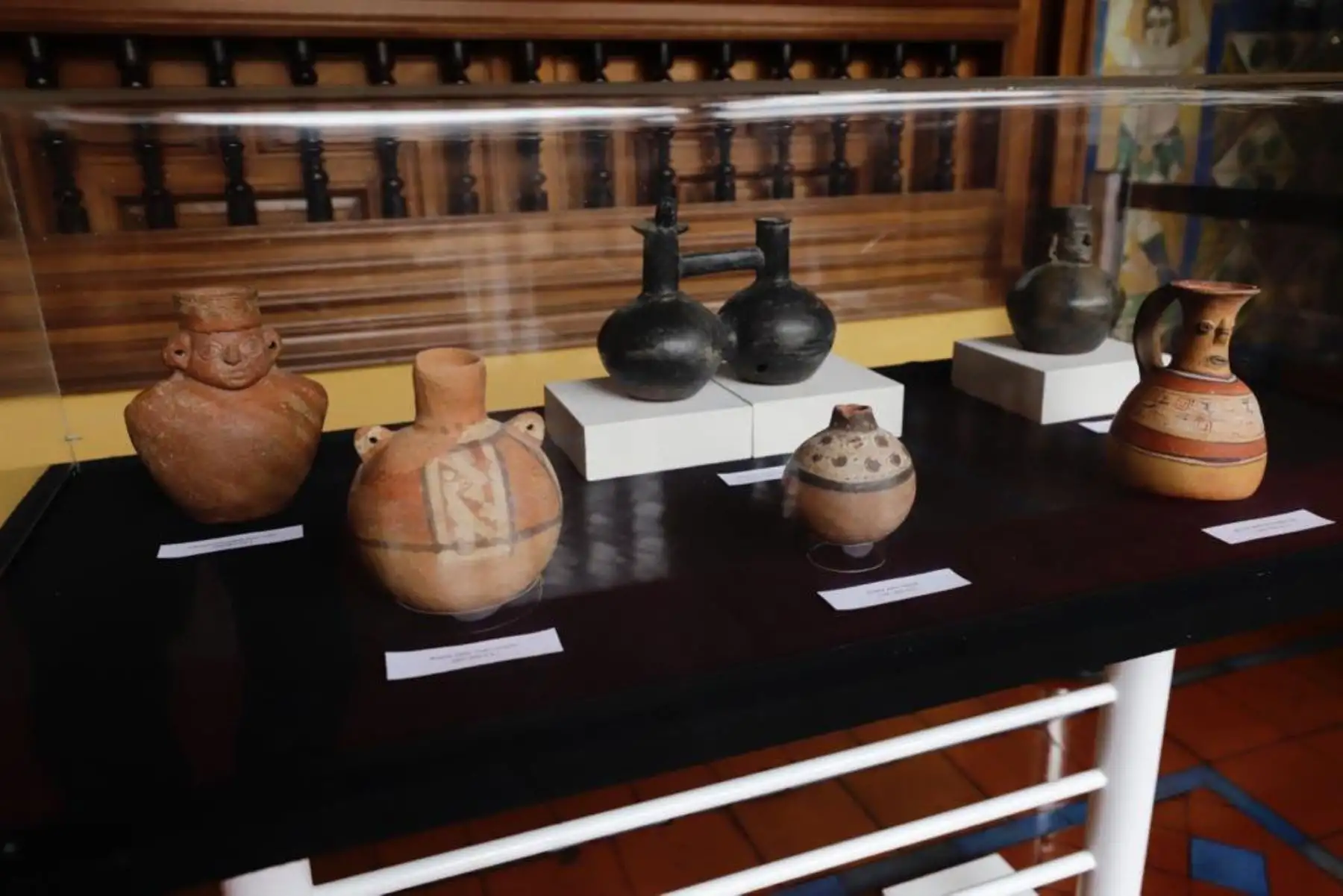 Ministra de Cultura, Sonia Guillén recibe 21 bienes culturales recuperados que constituyen parte del Patrimonio Cultural  a través de la Cancilleria del Perú
Los  bienes fueron repatriados de Argentina, Brasil, Ecuador y Canadá.
Foto: Mincul
