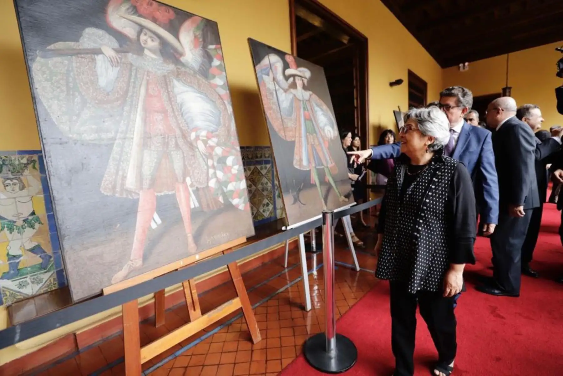 Ministra de Cultura, Sonia Guillén recibe 21 bienes culturales recuperados que constituyen parte del Patrimonio Cultural  a través de la Cancilleria del Perú
Los  bienes fueron repatriados de Argentina, Brasil, Ecuador y Canadá.
Foto: Mincul