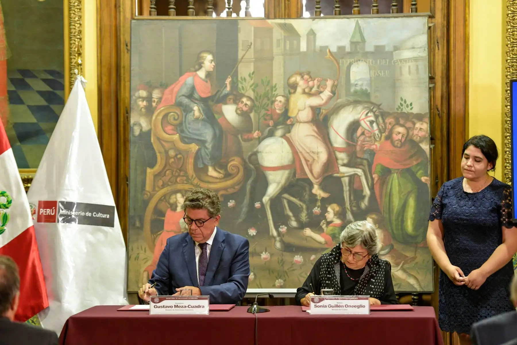 Ministra de Cultura, Sonia Guillén recibe 21 bienes culturales recuperados que constituyen parte del Patrimonio Cultural  a través de la Cancilleria del Perú
Los  bienes fueron repatriados de Argentina, Brasil, Ecuador y Canadá.
Foto: Cancillería del Perú