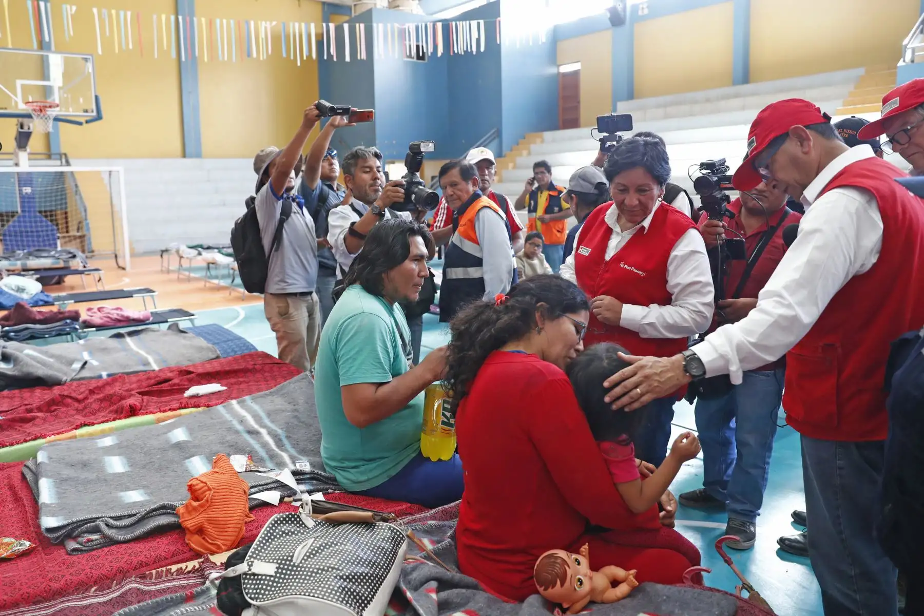 Damnificados por los huaicos en Moquegua pernoctan en el coliseo Miguel Zeballos Malaga.  Foto: ANDINA/Carlos Lezama
