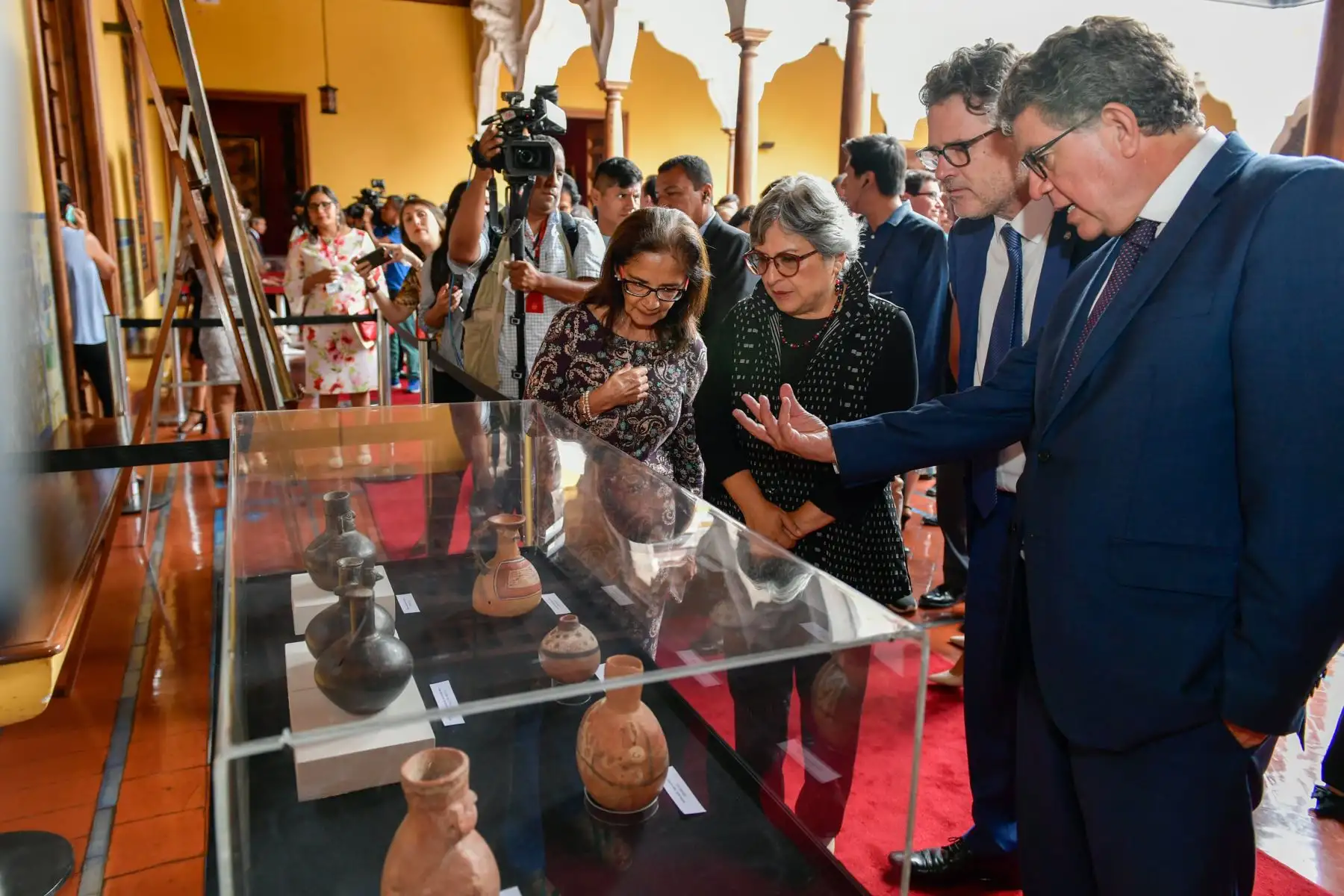 Ministra de Cultura, Sonia Guillén recibe 21 bienes culturales recuperados que constituyen parte del Patrimonio Cultural  a través de la Cancilleria del Perú
Los  bienes fueron repatriados de Argentina, Brasil, Ecuador y Canadá.
Foto: Cancillería del Perú