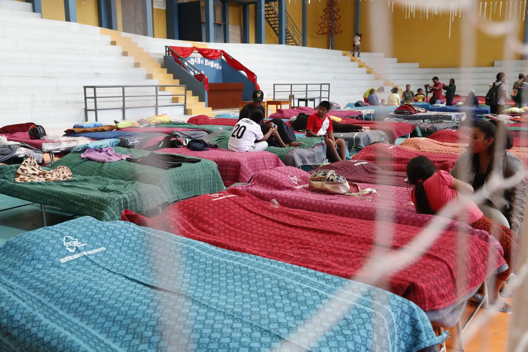 Damnificados por los huaicos en Moquegua pernoctan en el coliseo Miguel Zeballos Malaga.  Foto: ANDINA/Carlos Lezama